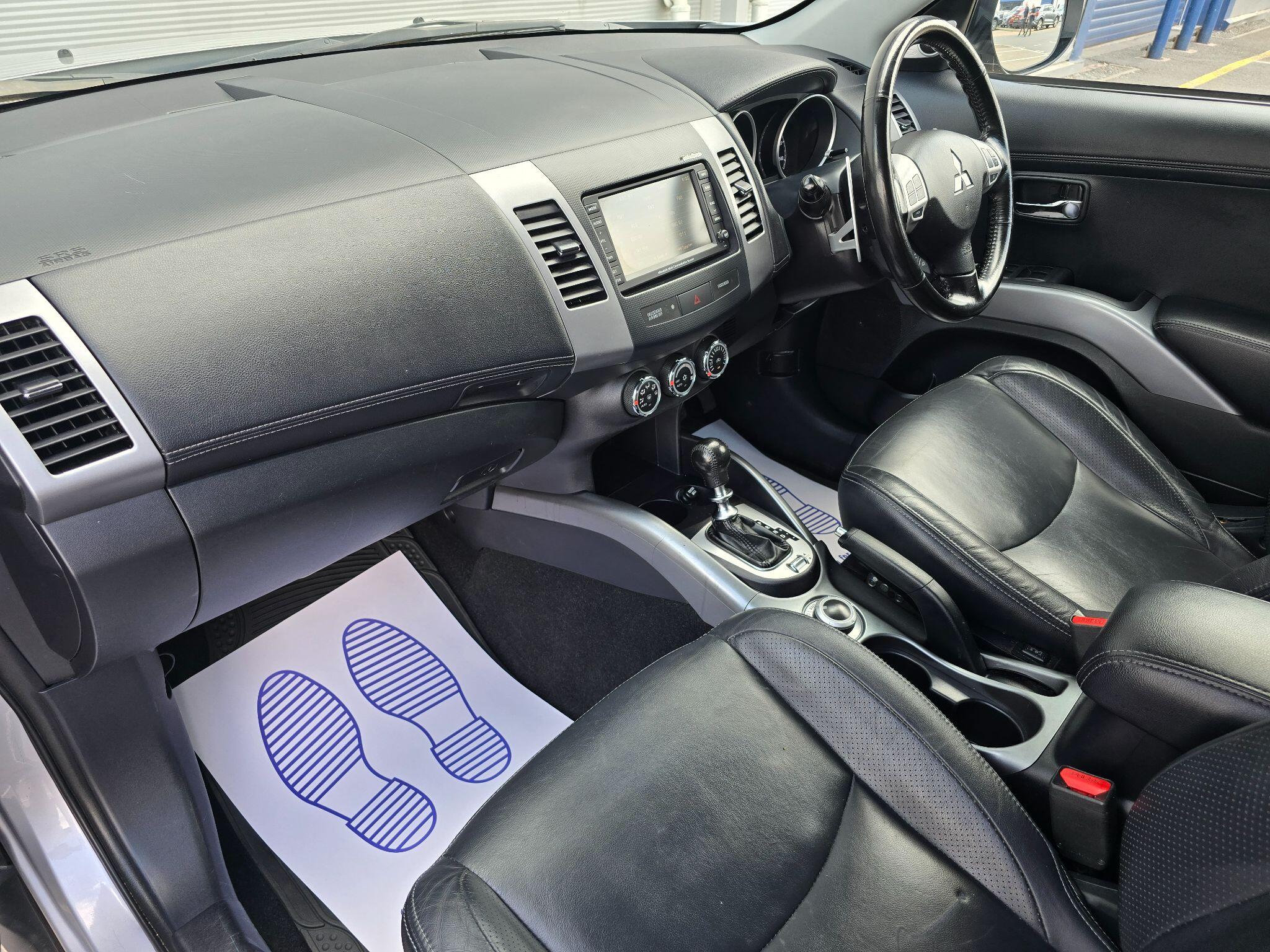 Mitsubishi Outlander view 11