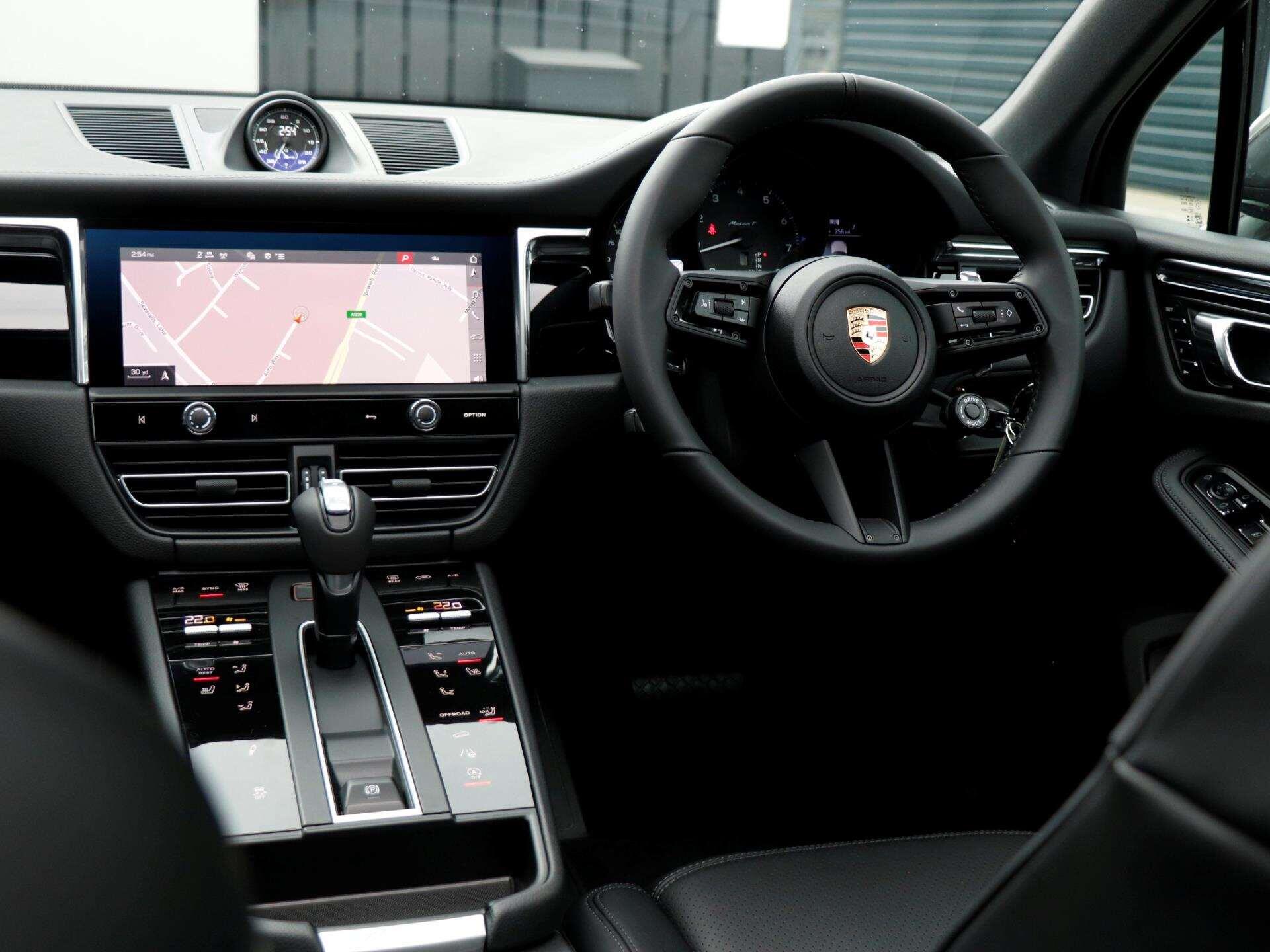 Porsche Macan view 12