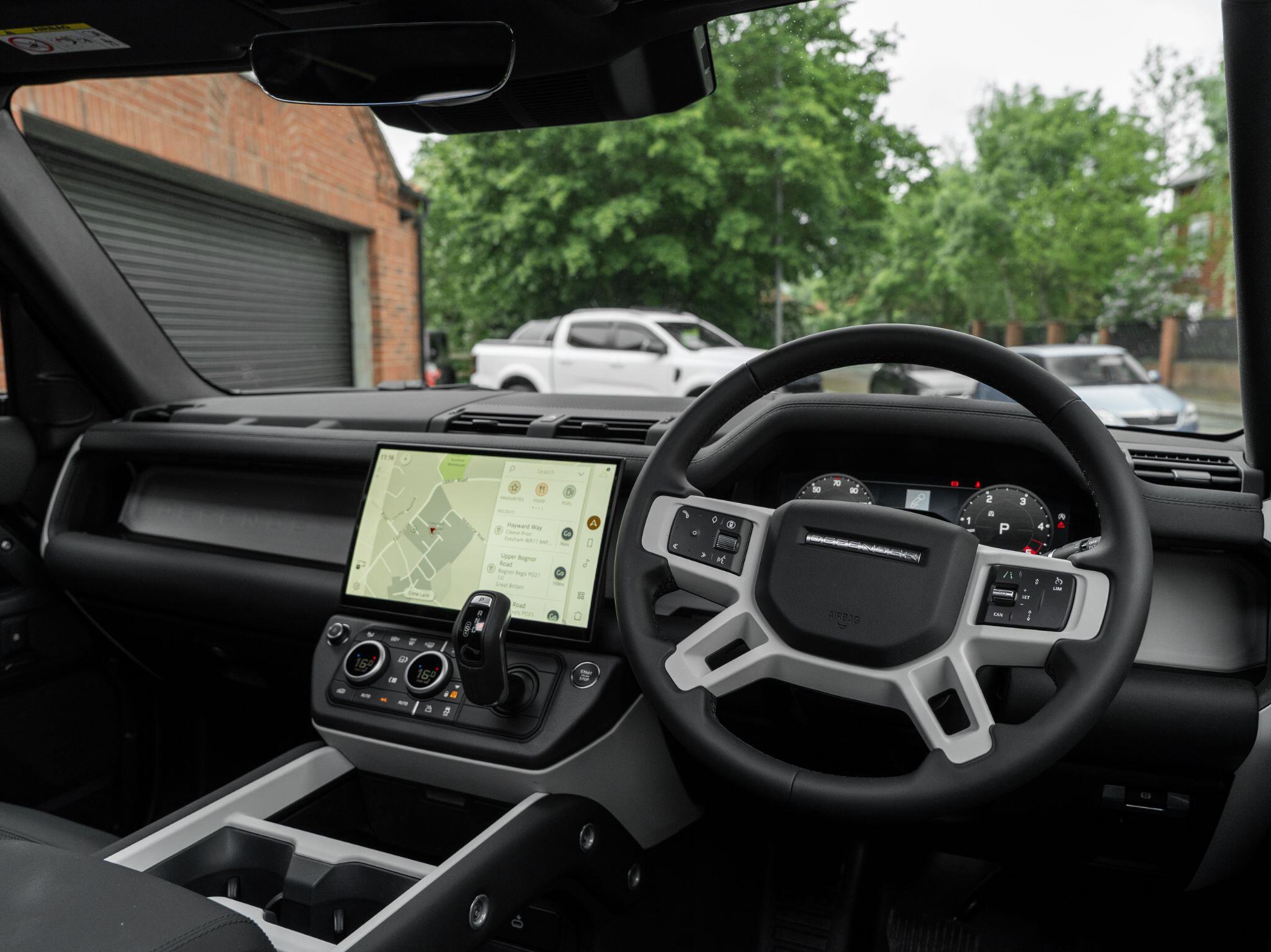 Land Rover Defender 110 view 36