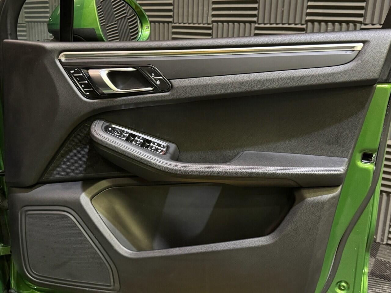 Porsche Macan view 15