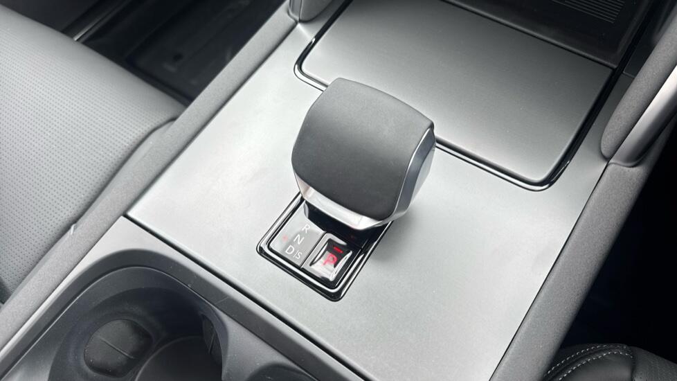 Land Rover Discovery Sport view 13