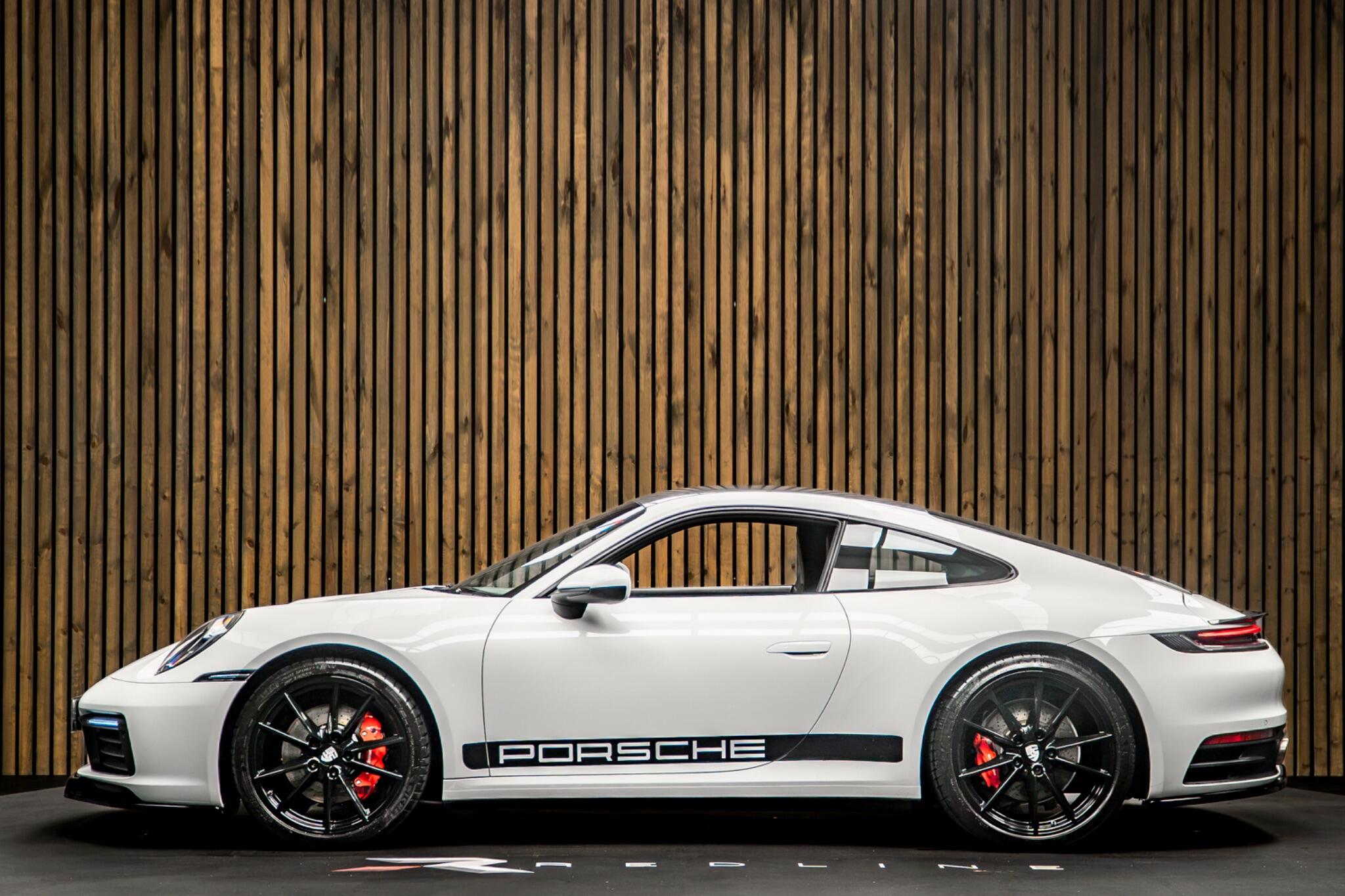 Porsche 911 view 7