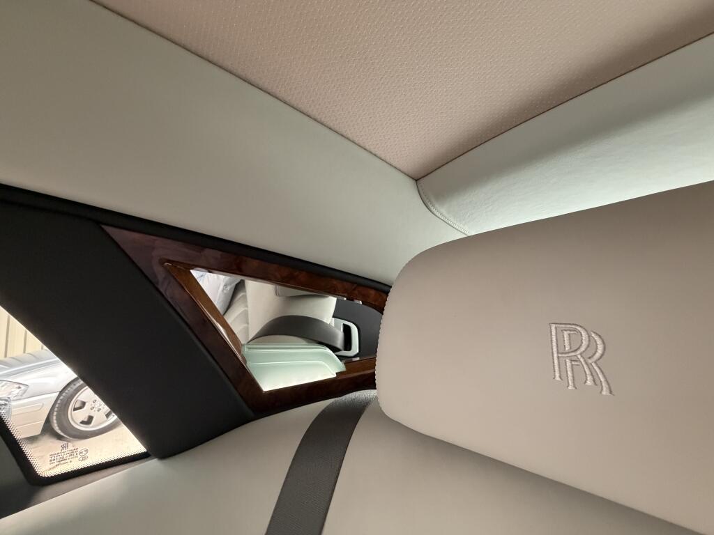 Rolls-Royce Phantom view 31