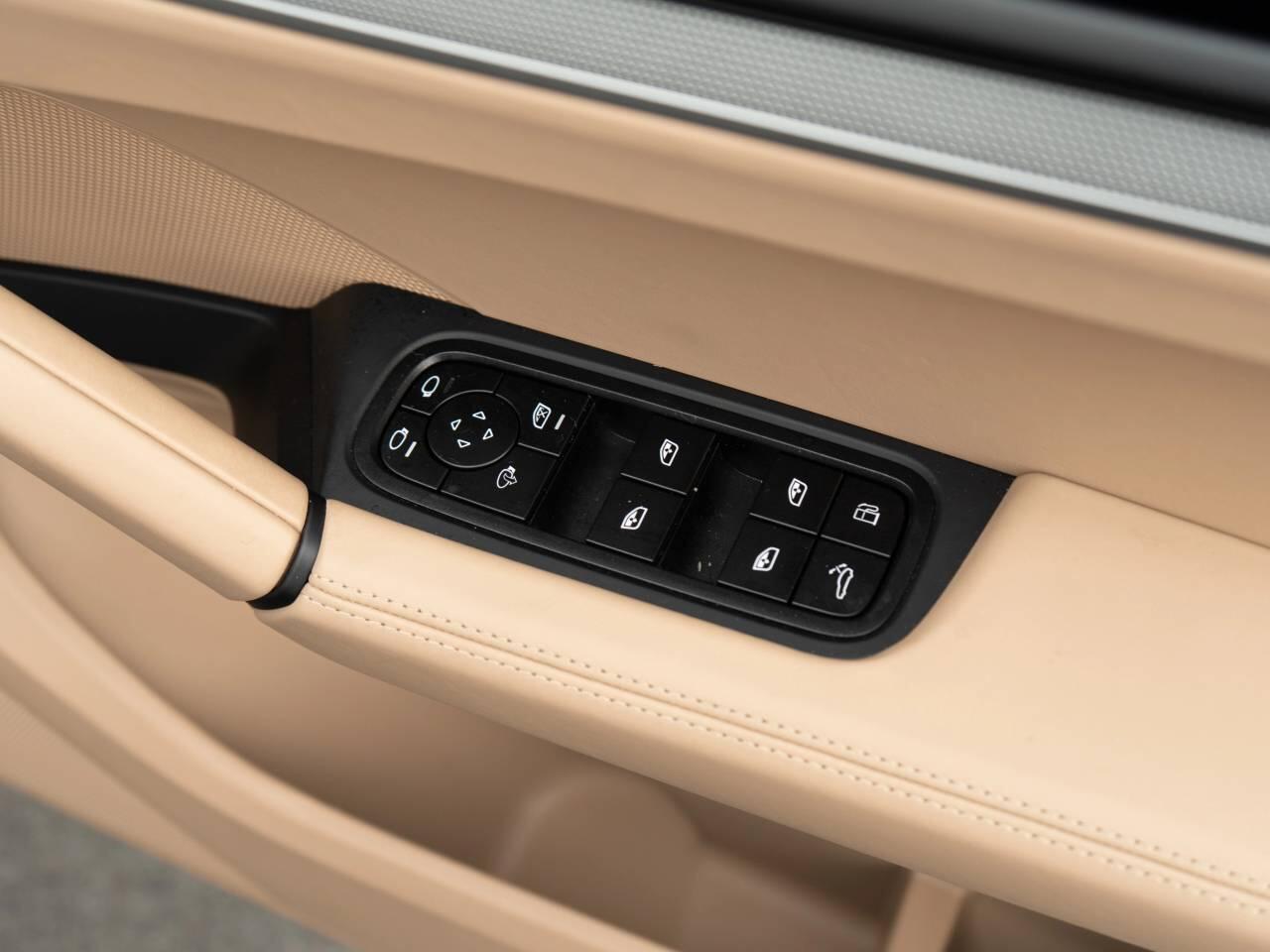 Porsche Cayenne view 24