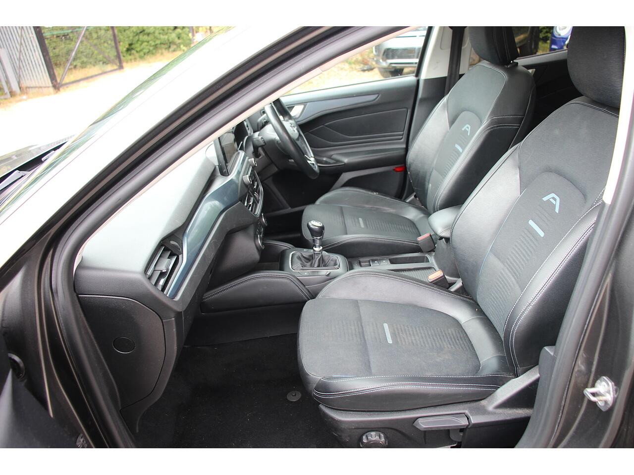 Ford Focus view 12