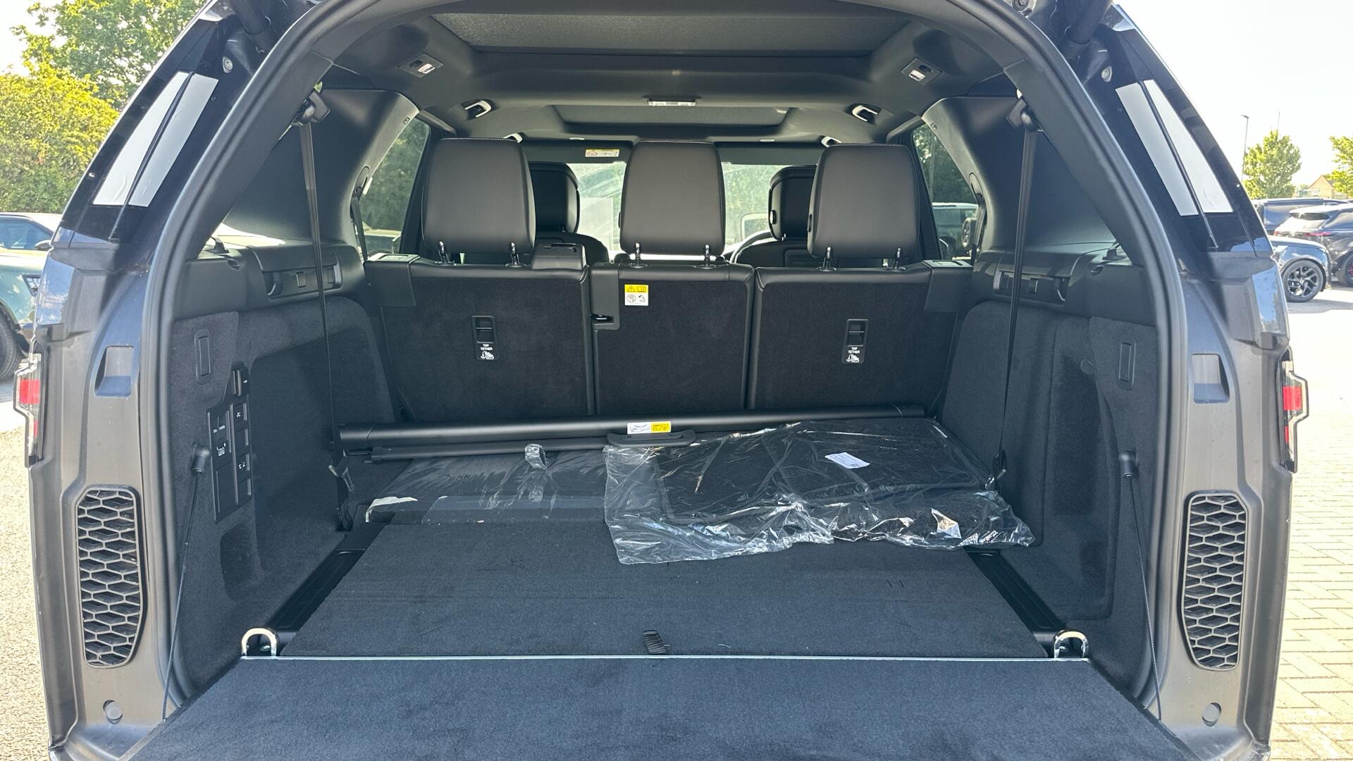 Land Rover Discovery view 15