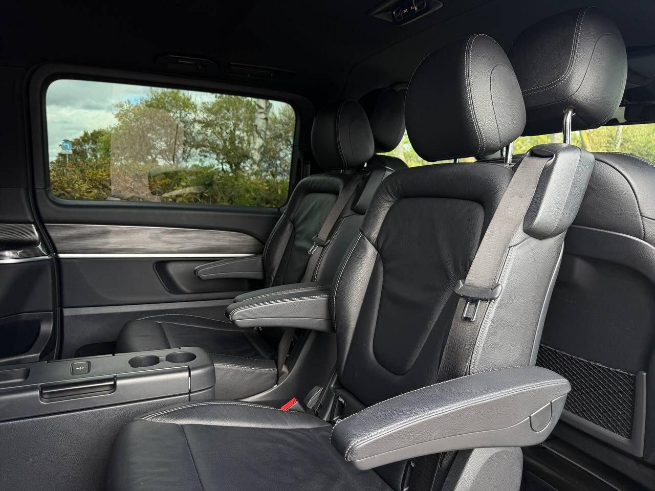 Mercedes-Benz Eqv view 19