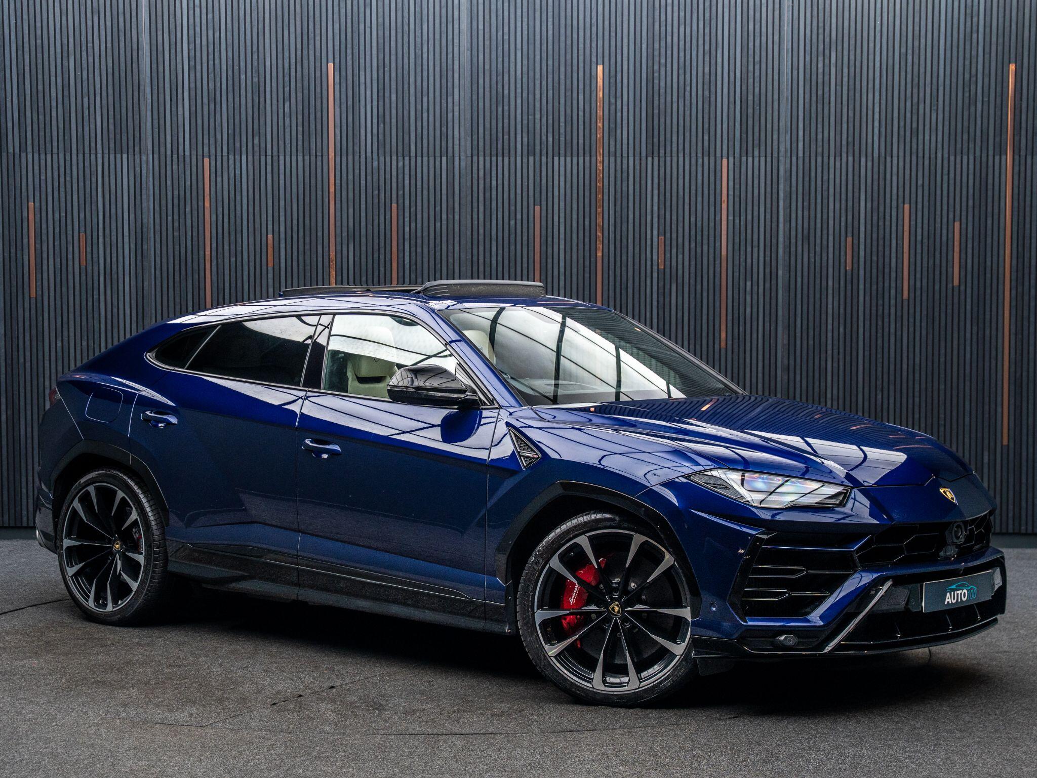 Lamborghini Urus view 5