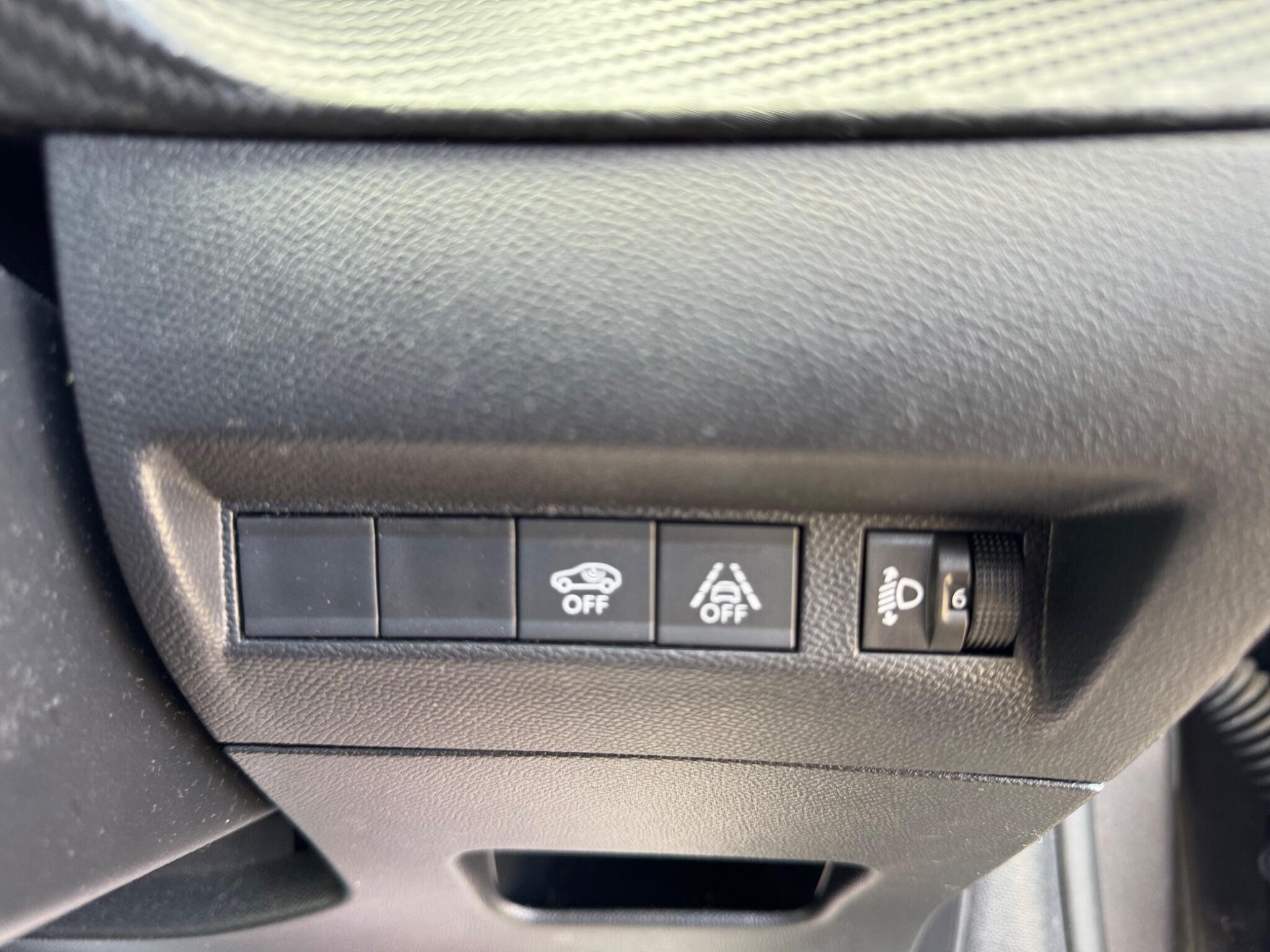 Peugeot 208 view 13