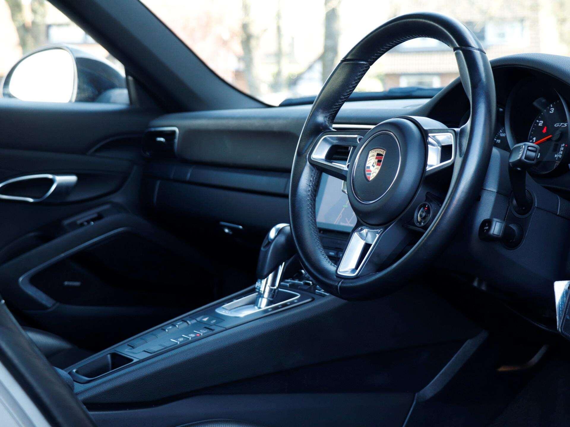 Porsche 911 view 11