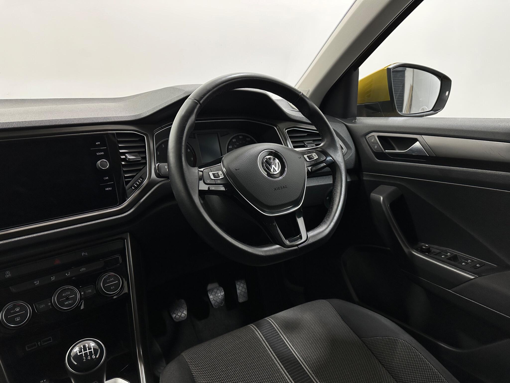 Volkswagen T-Roc view 11