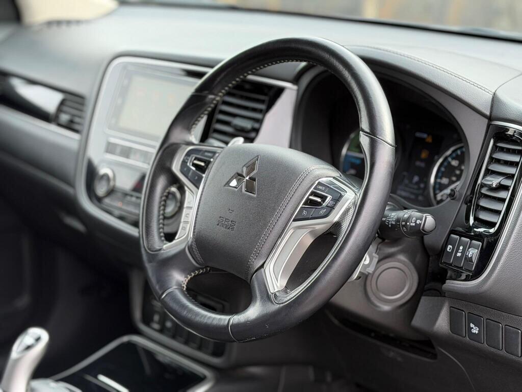 Mitsubishi Outlander view 12
