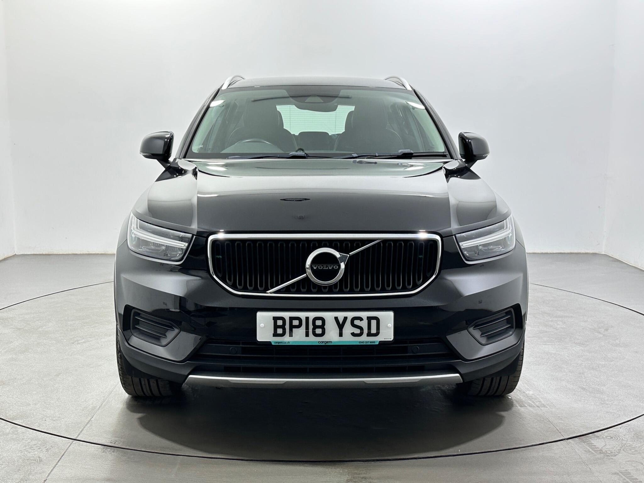 Volvo XC40 view 3