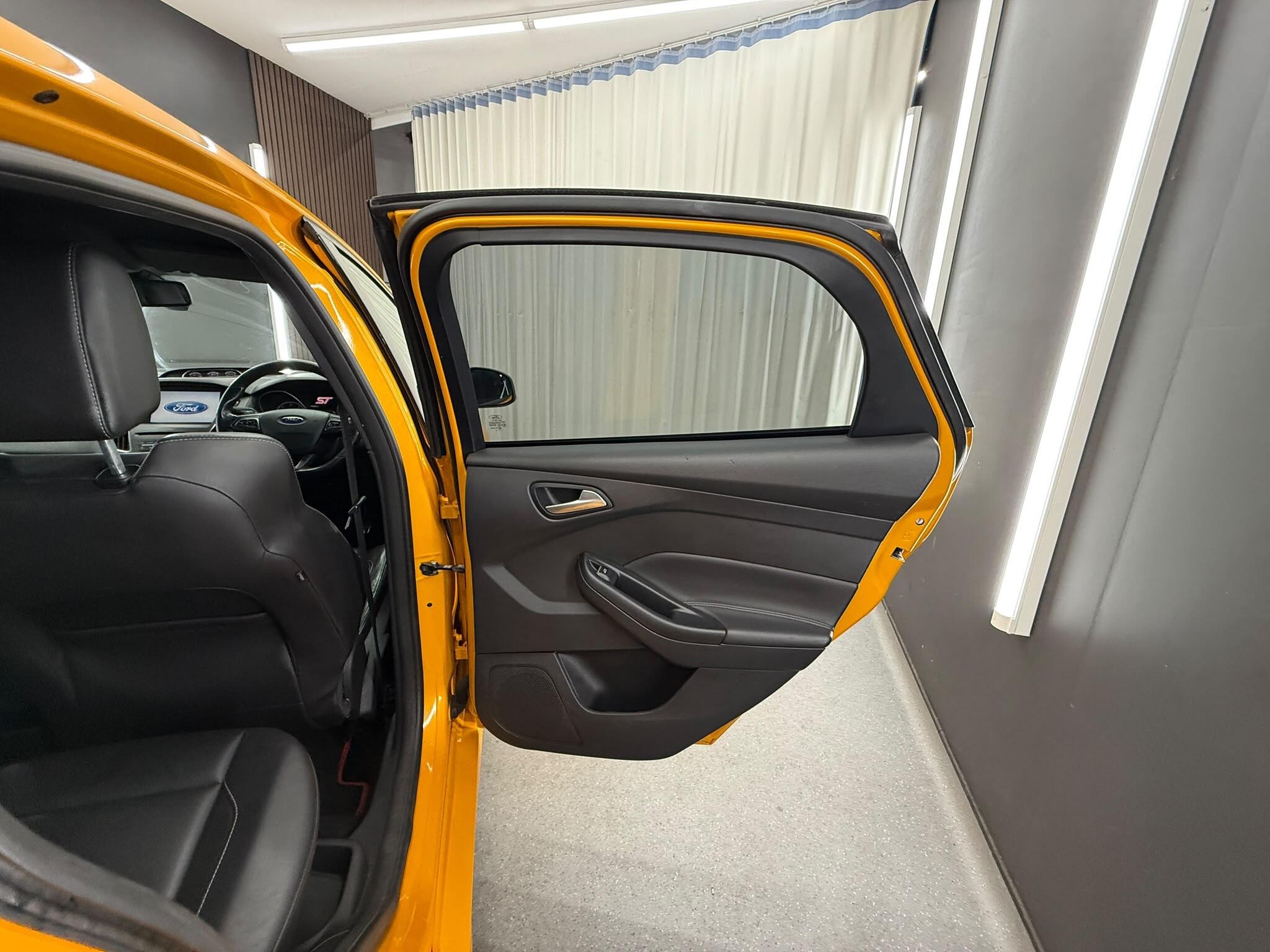 Ford Focus view 12