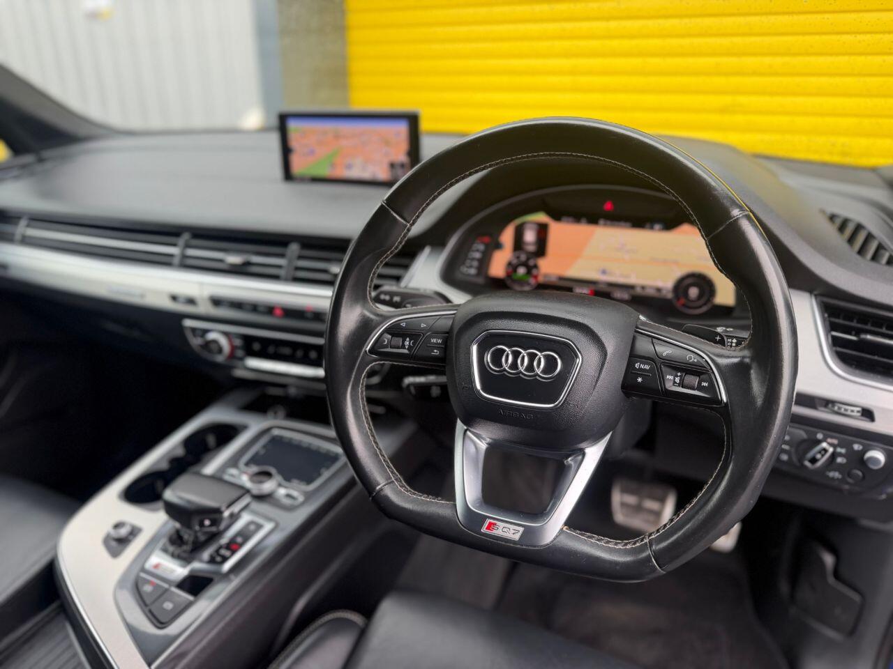 Audi SQ7 view 11