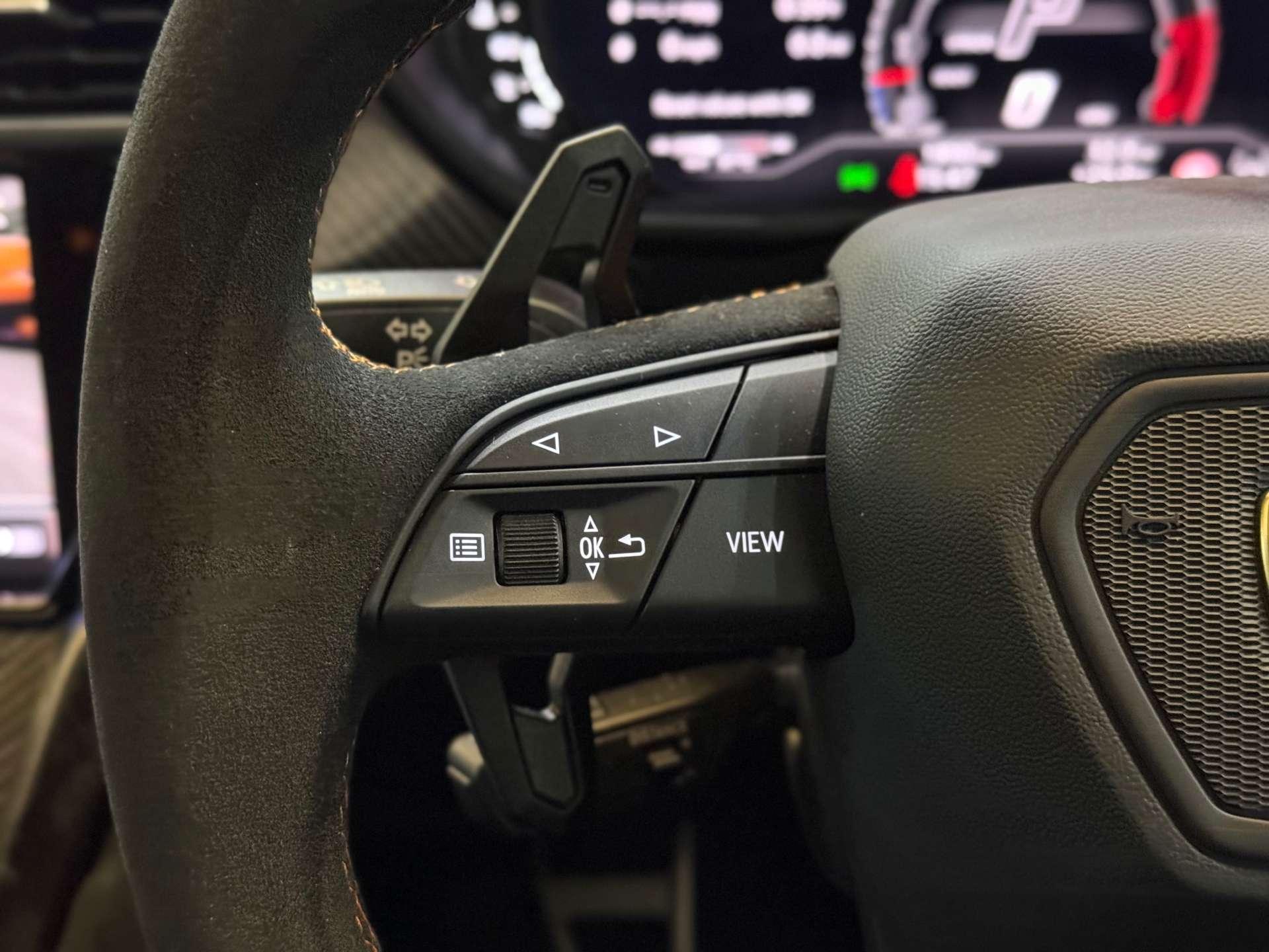 Lamborghini Urus view 36