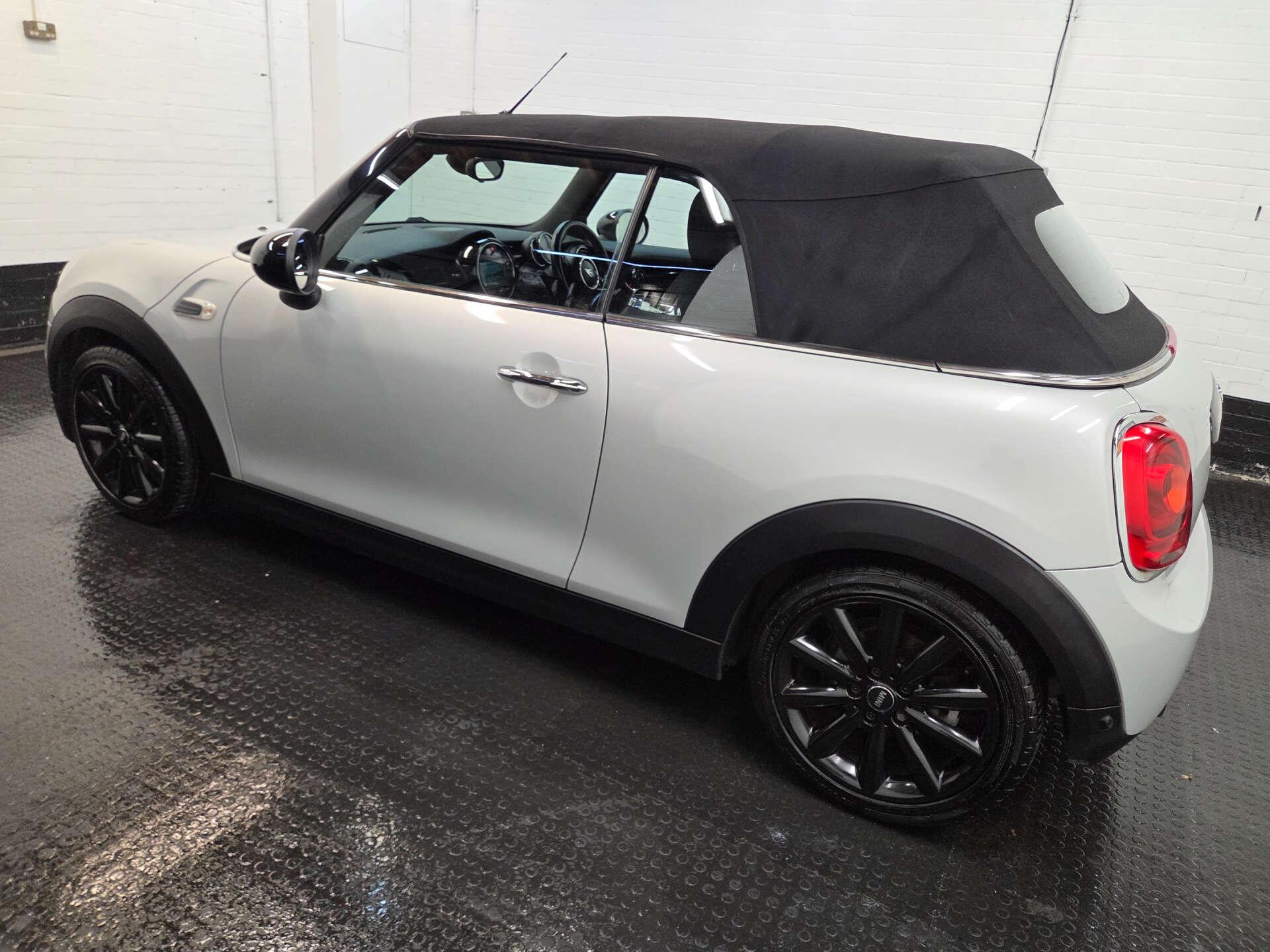 Mini Convertible view 34