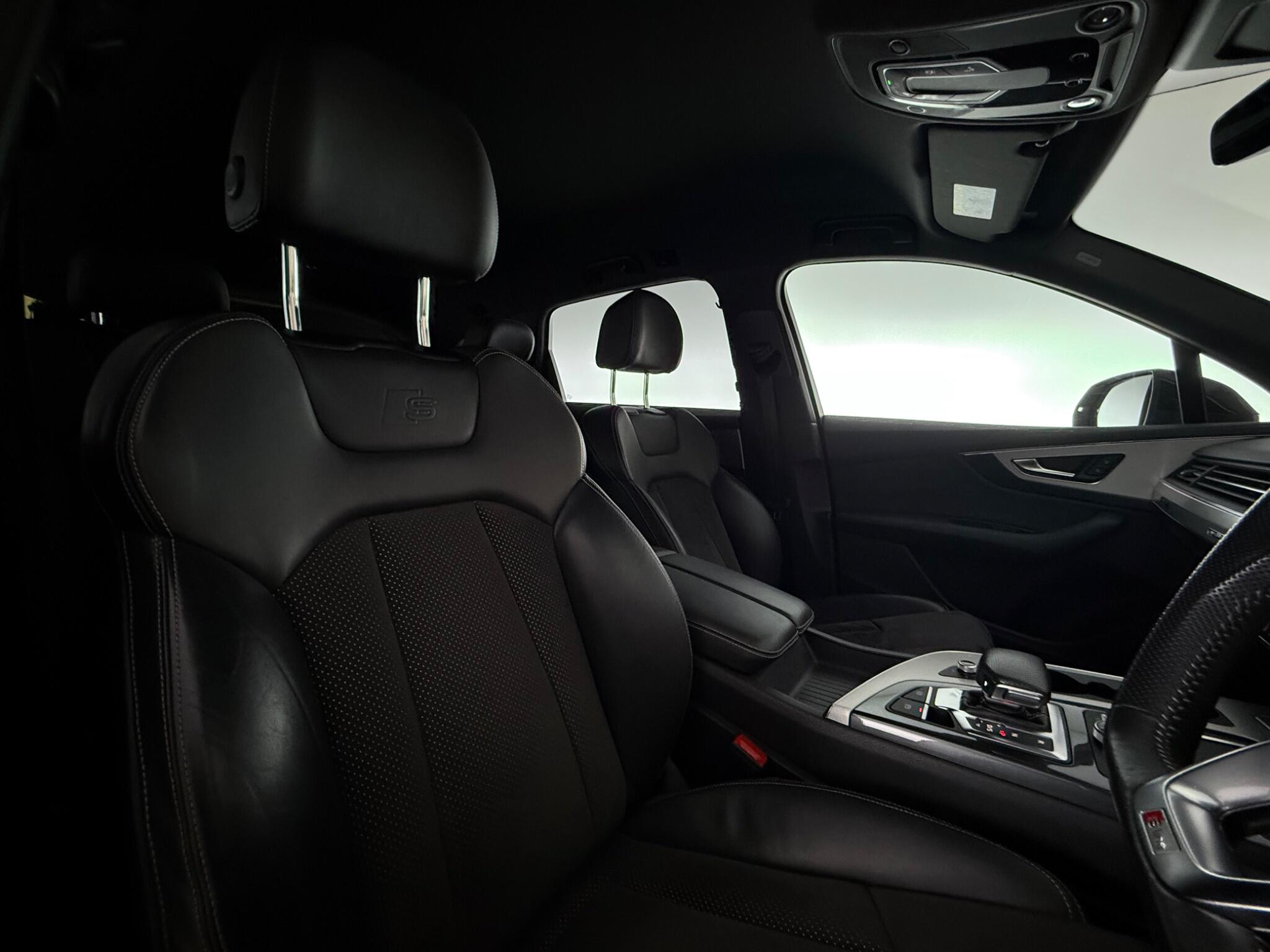 Audi Q7 view 33