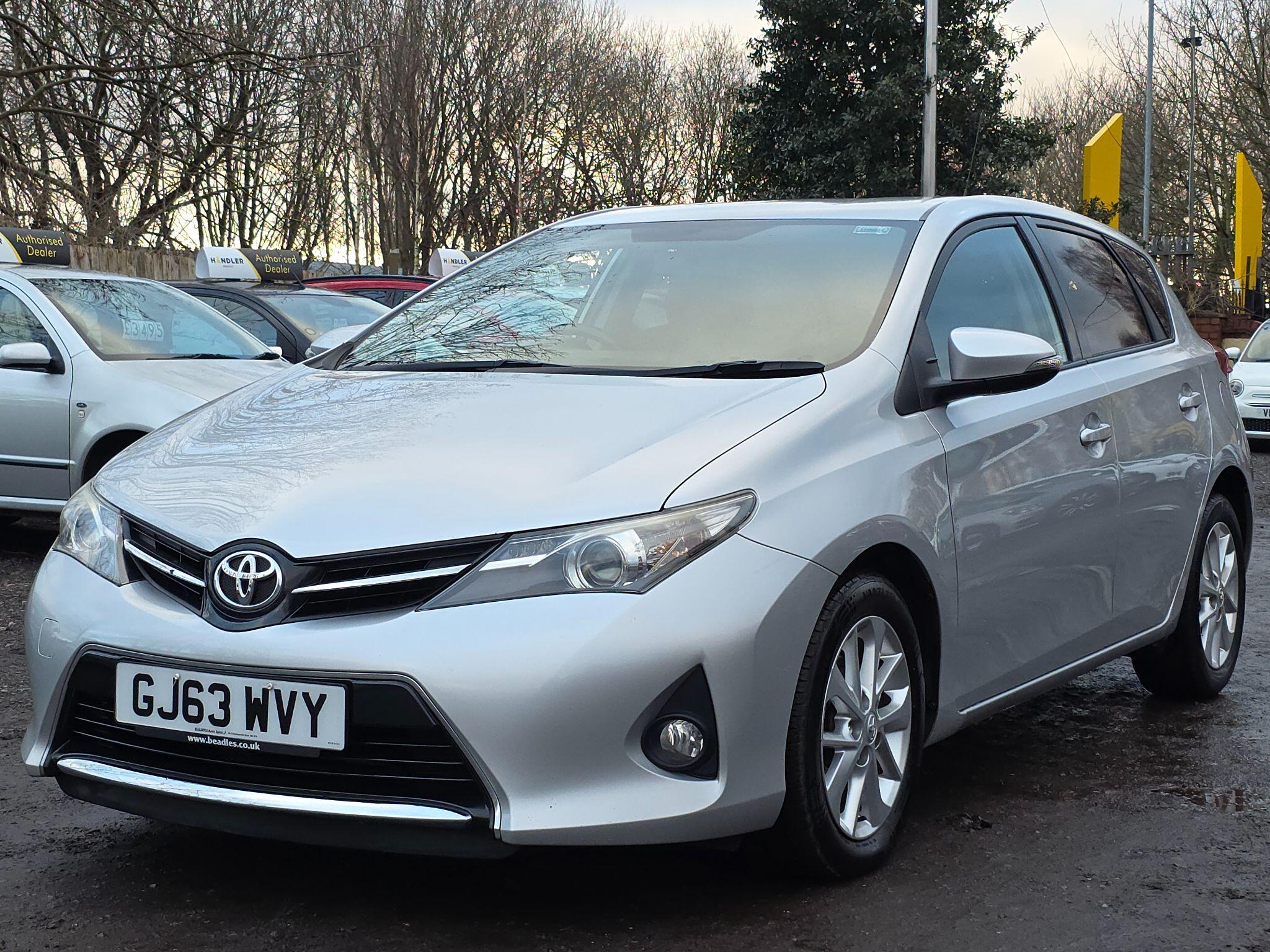 2013 Toyota Auris image 1