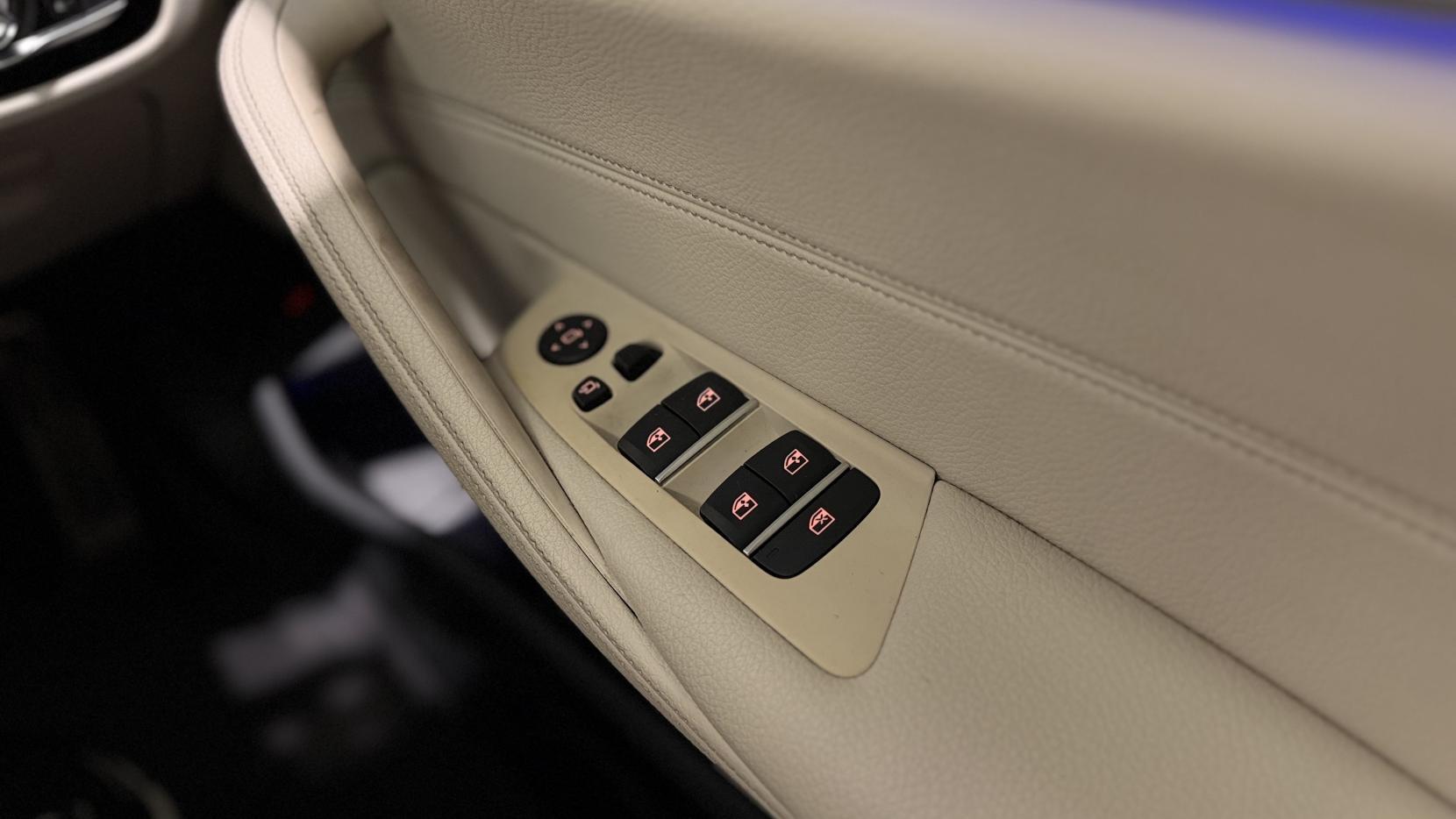 BMW 5 Series view 26
