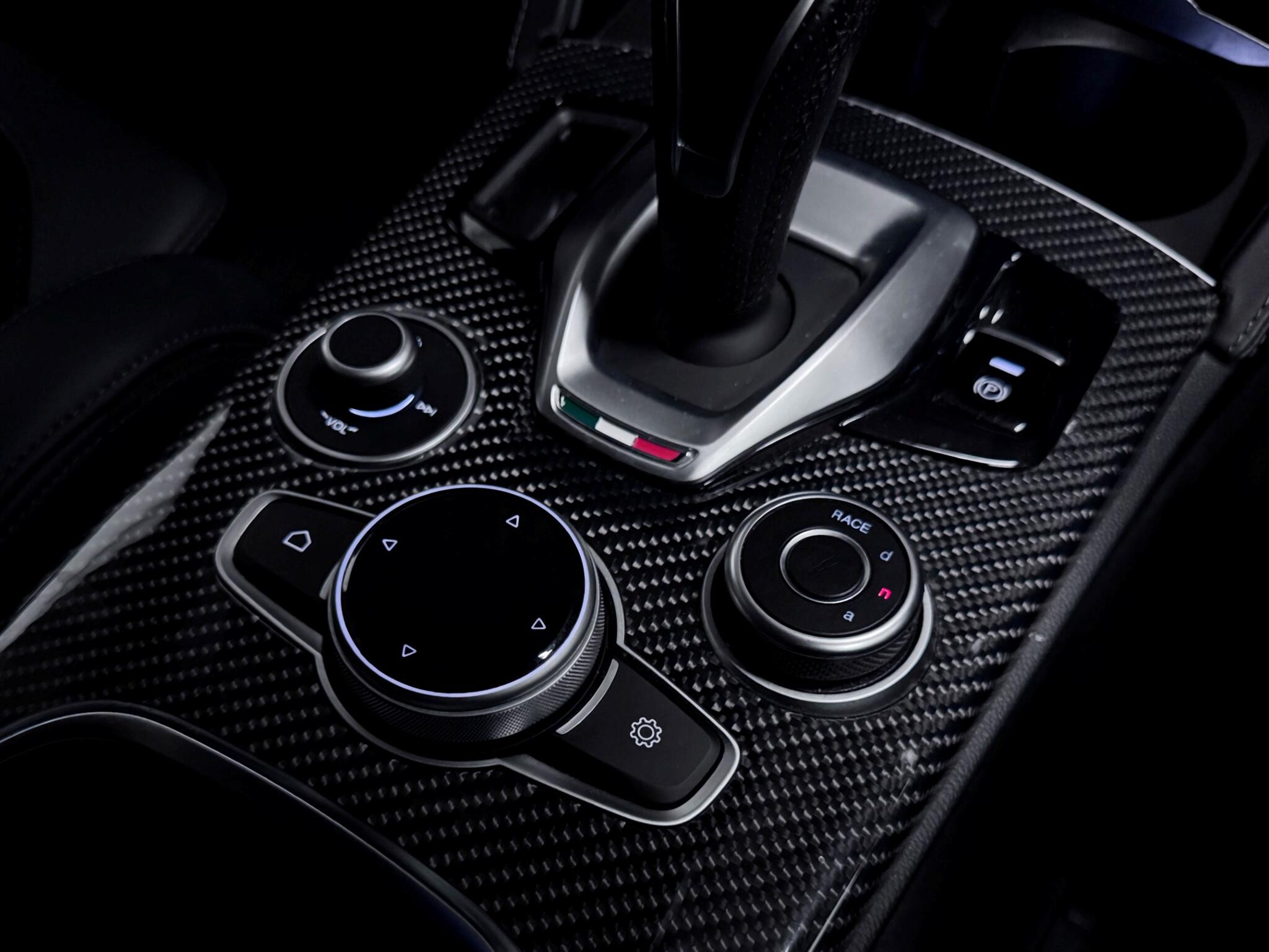 Alfa Romeo Stelvio view 32