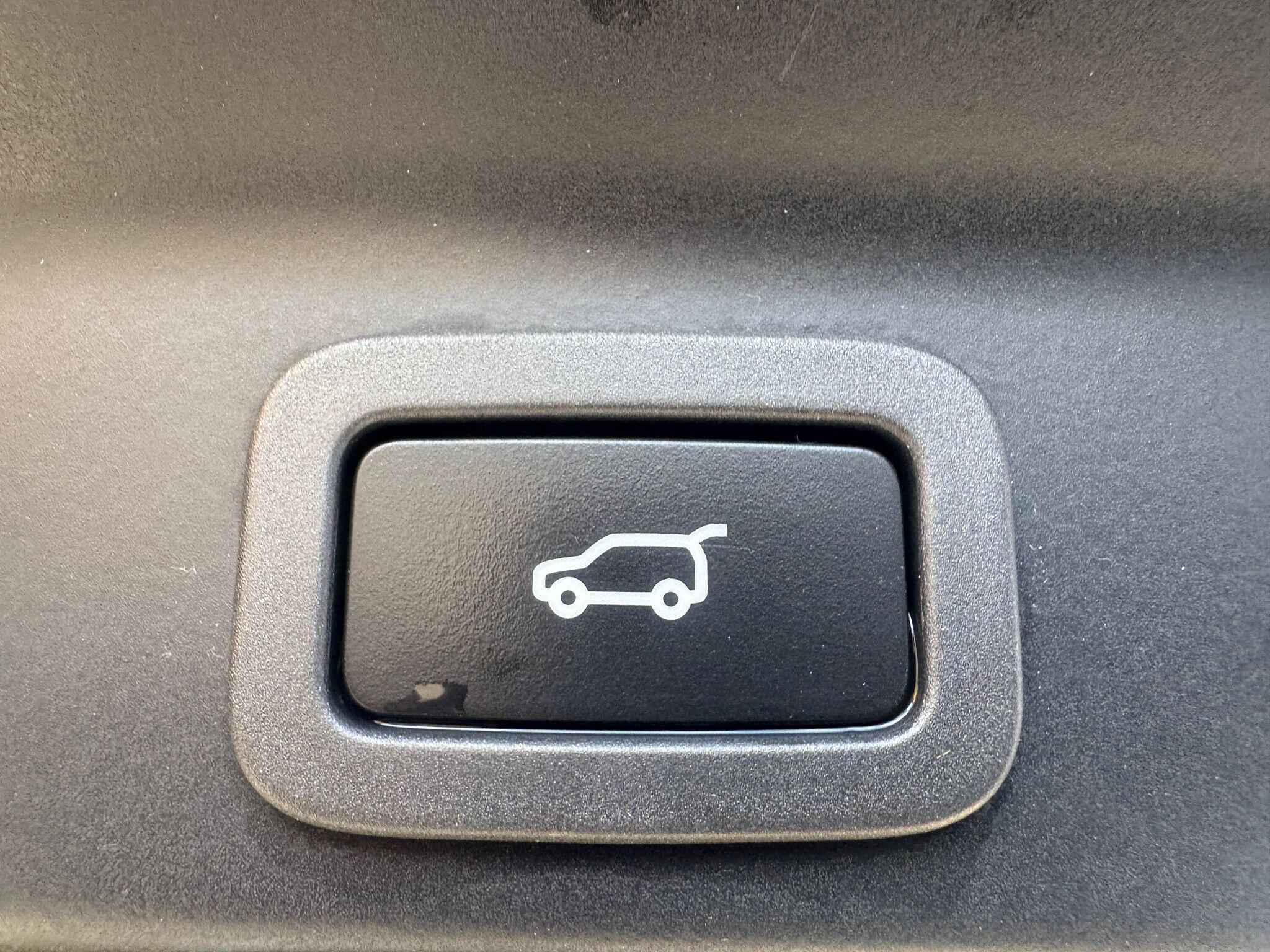 Jaguar F-Pace view 13
