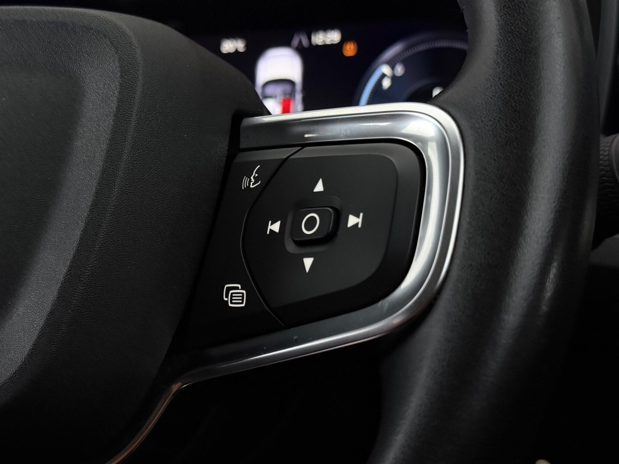 Volvo XC40 view 16