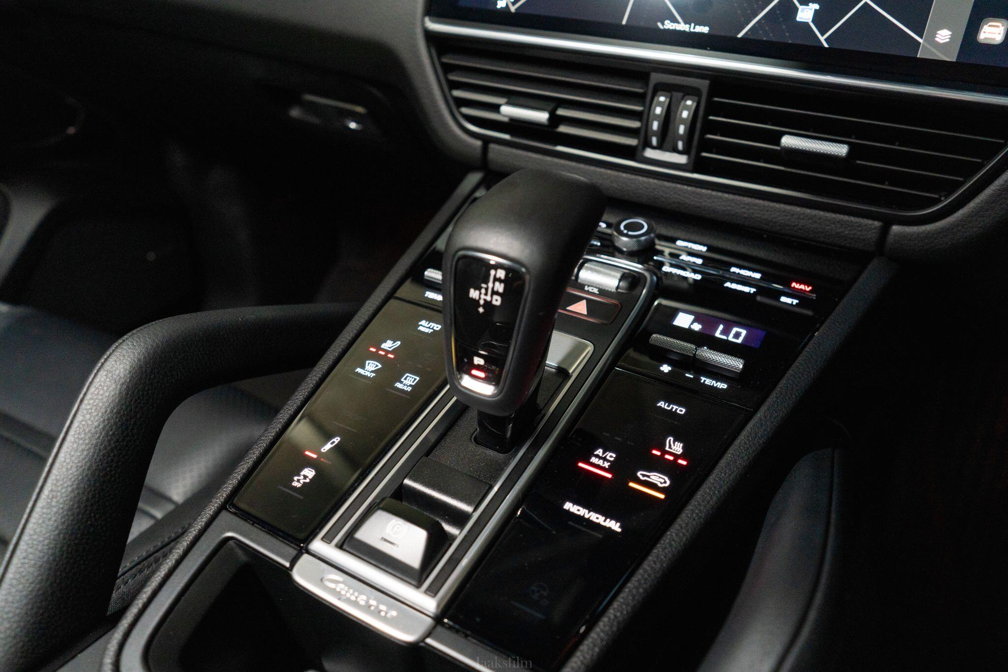 Porsche Cayenne view 27