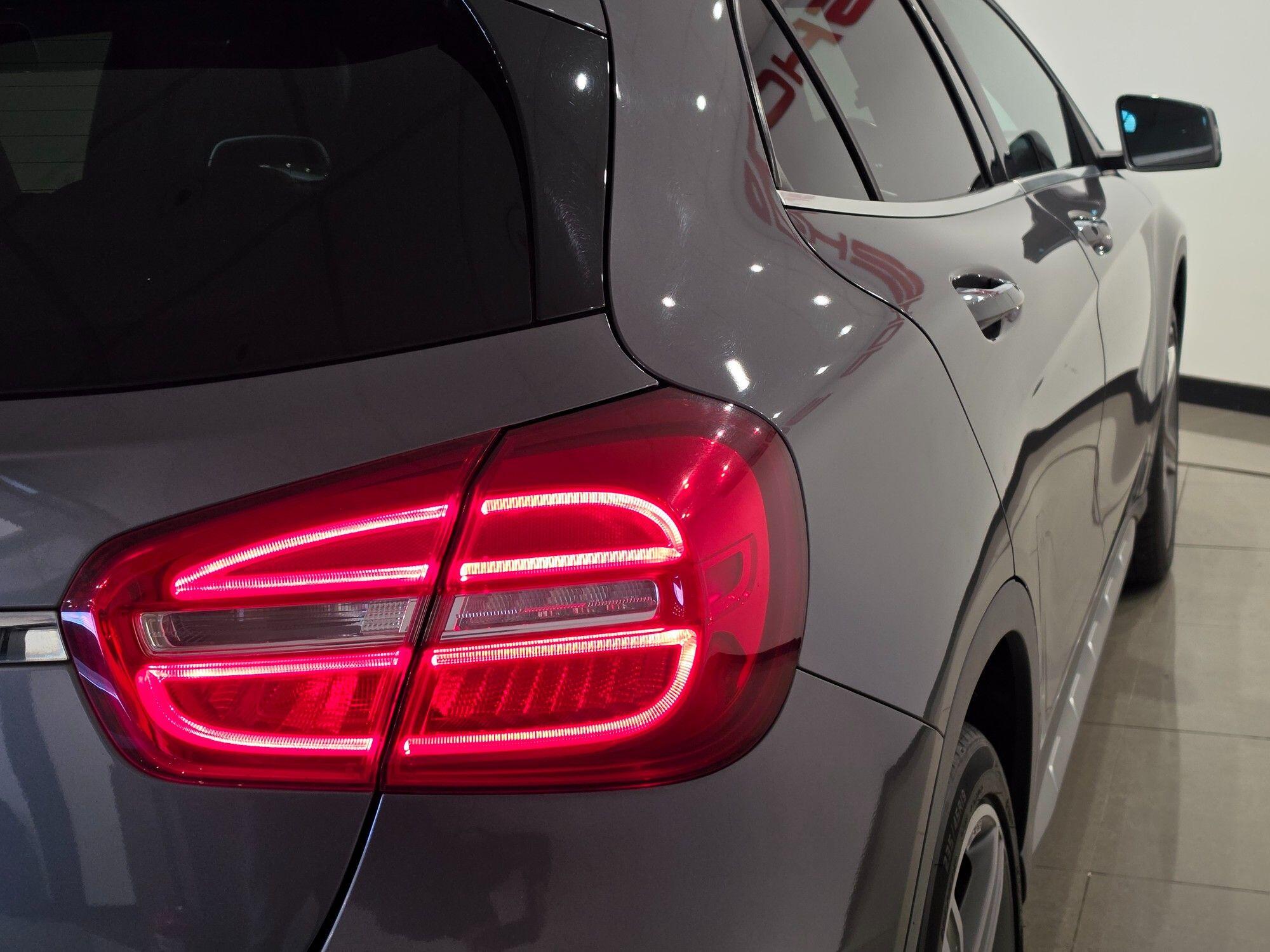 Mercedes-Benz GLA view 17