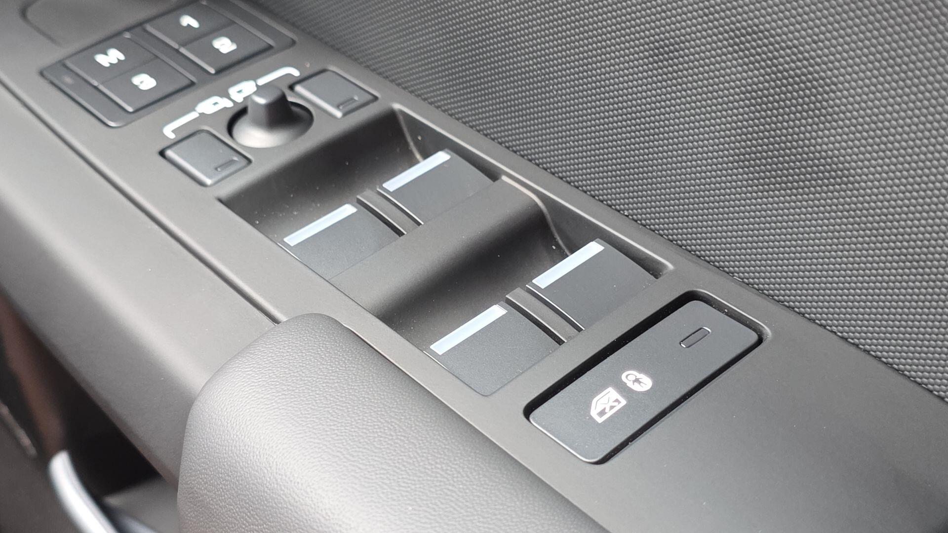 Land Rover Defender view 21