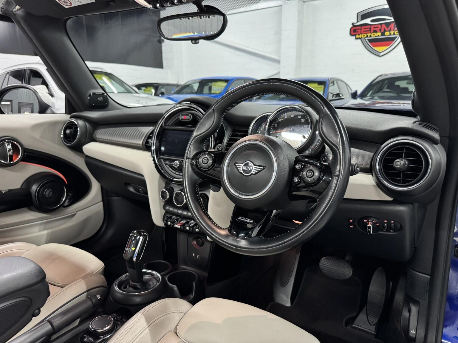 Mini Convertible view 26