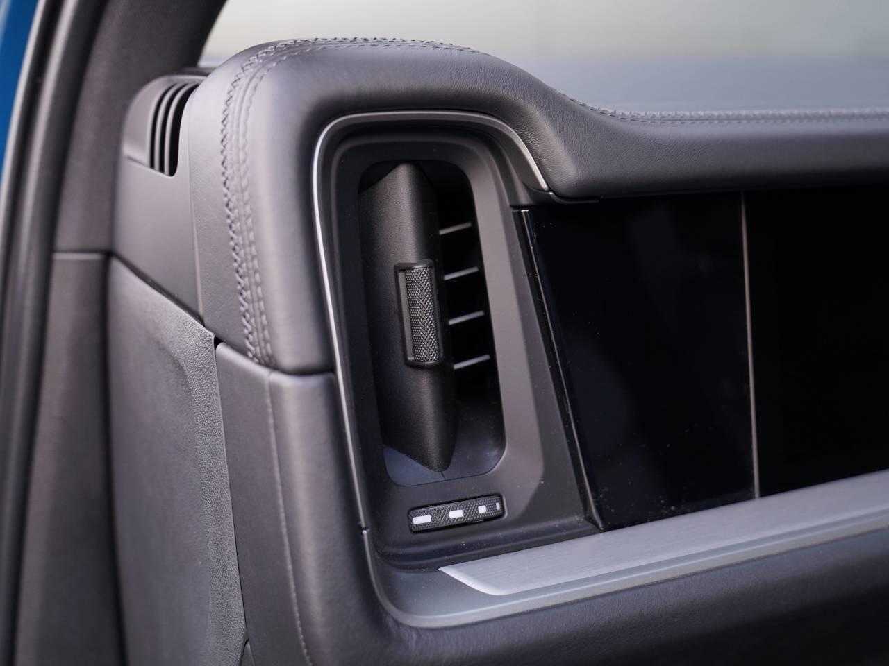 Porsche Cayenne view 37
