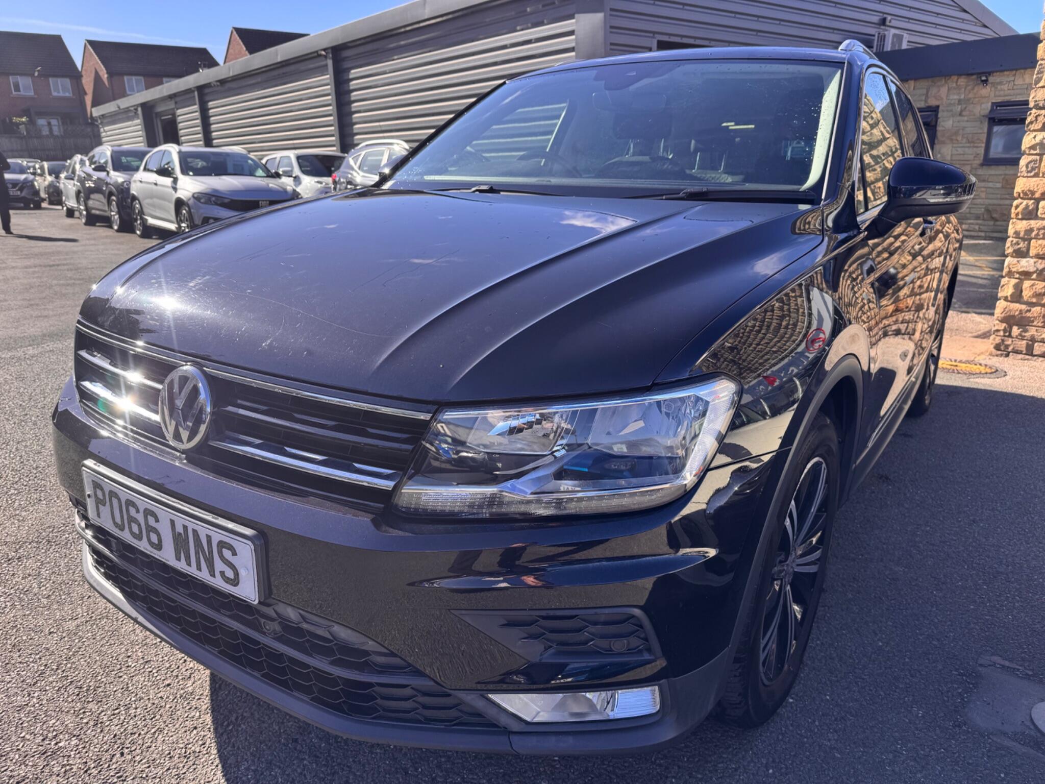 Volkswagen Tiguan view 4