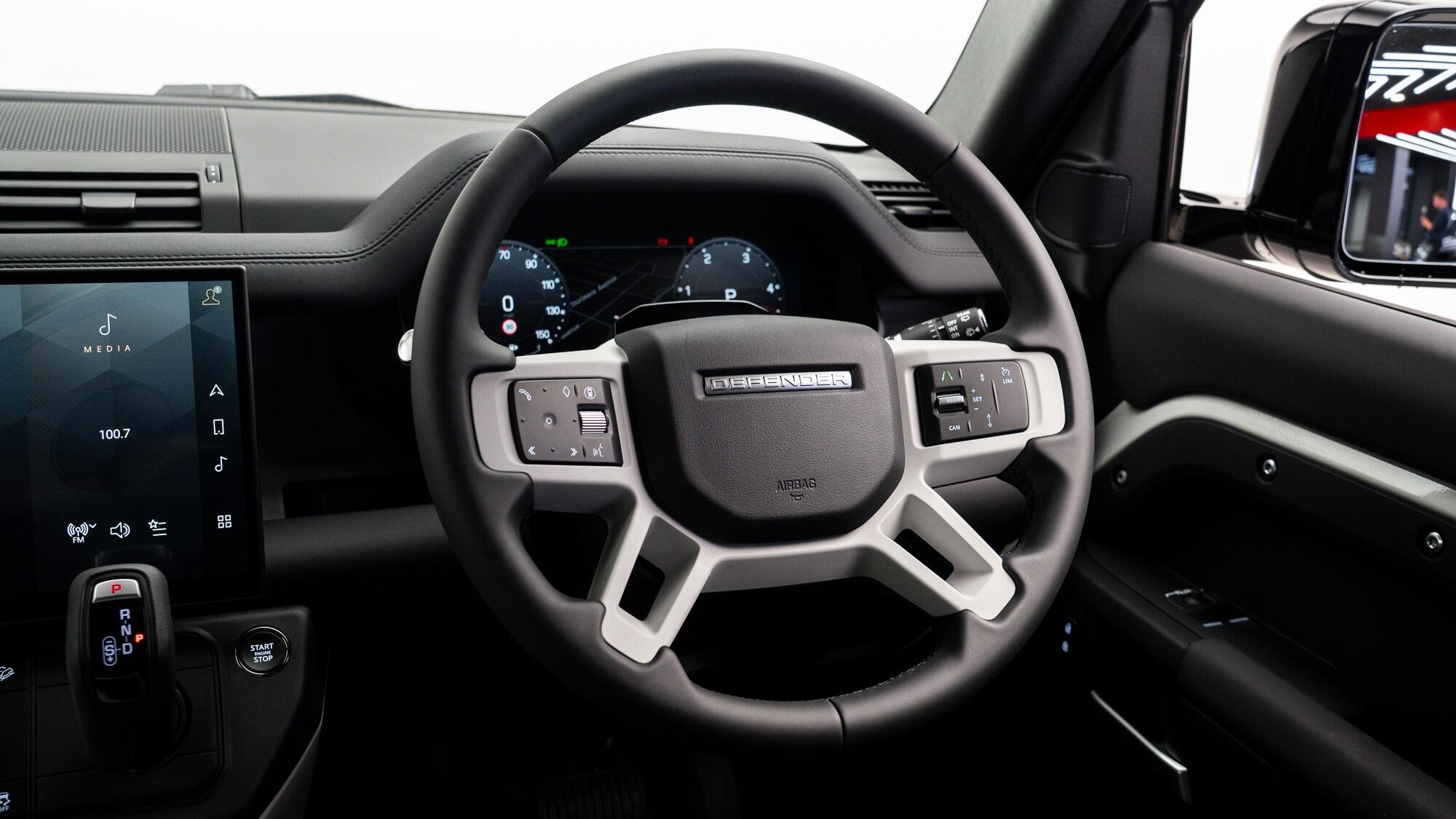 Land Rover Defender 90 view 25