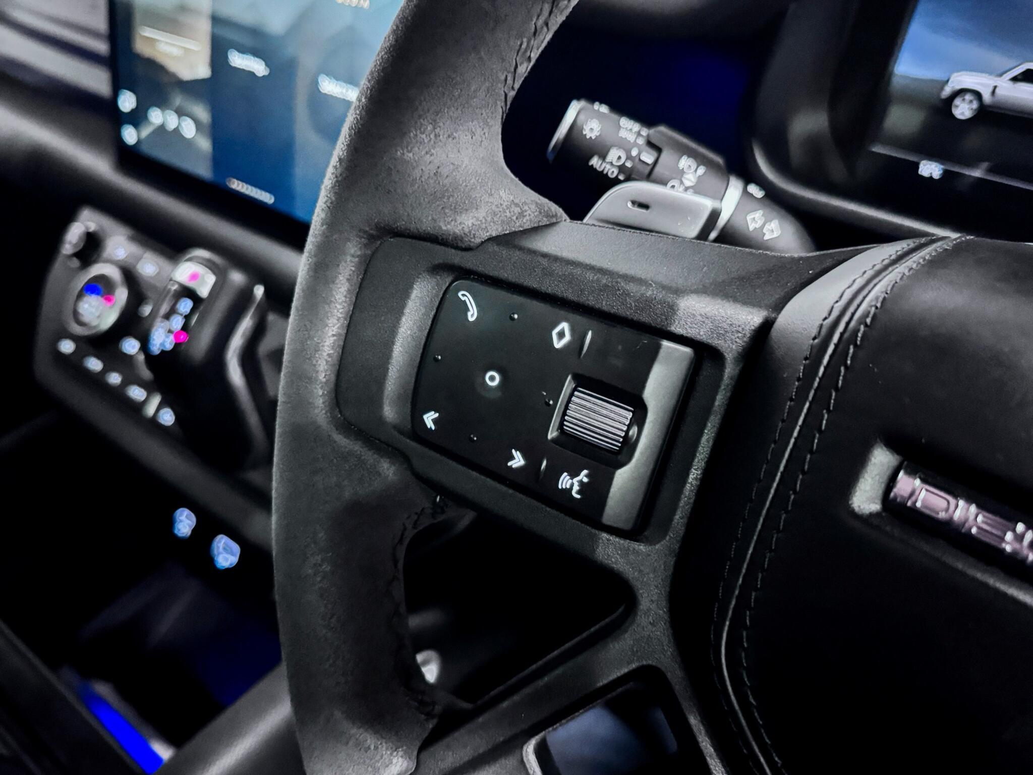 Land Rover Defender 110 view 41