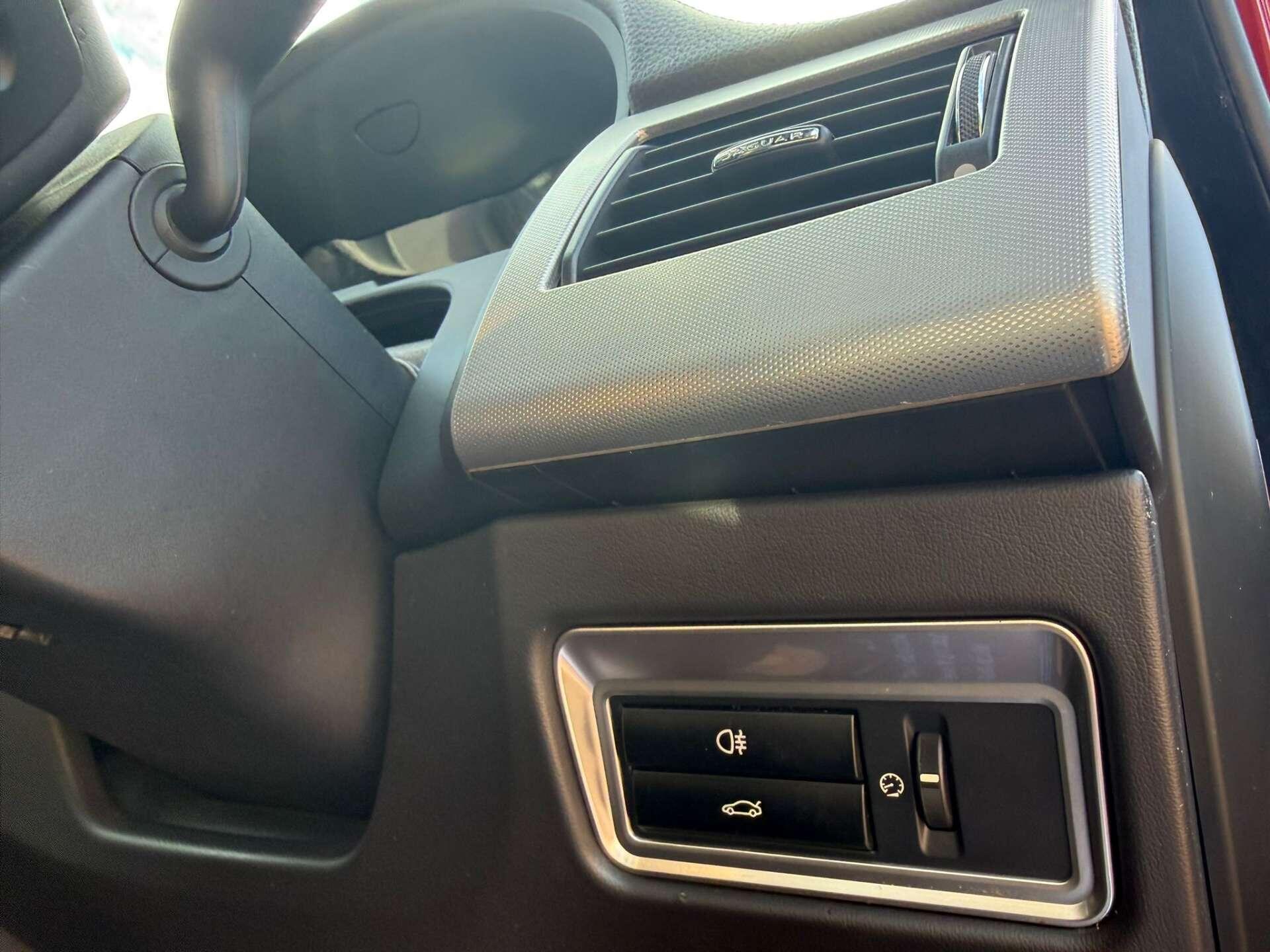 Jaguar XF view 36