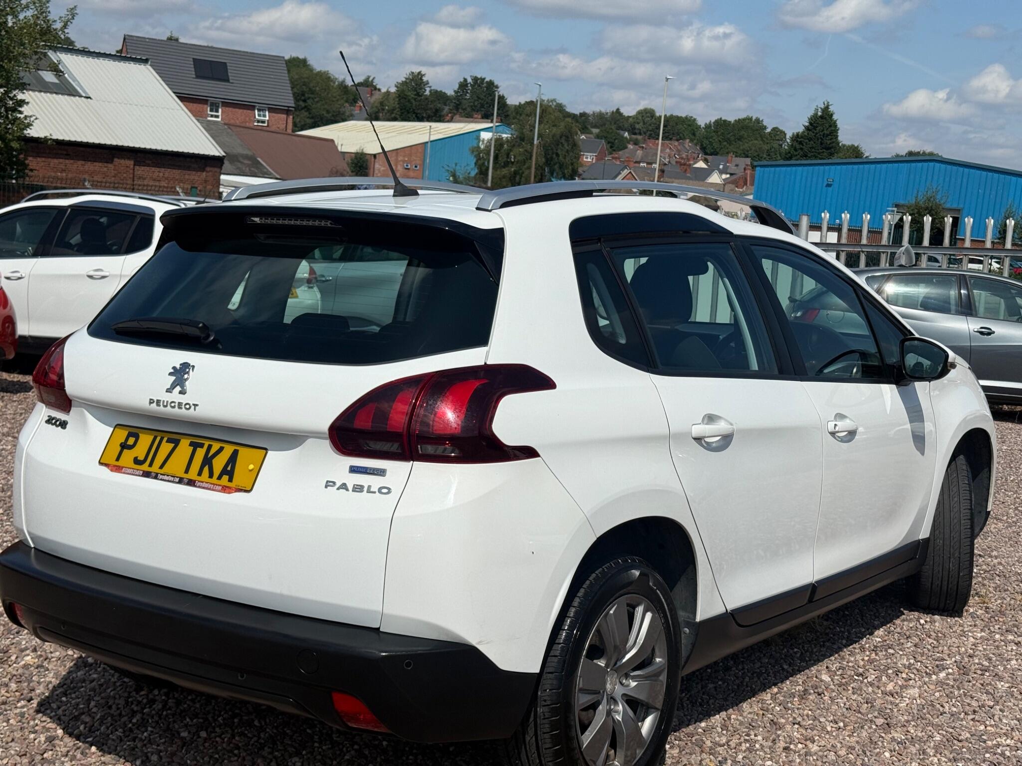 Peugeot 2008 view 4