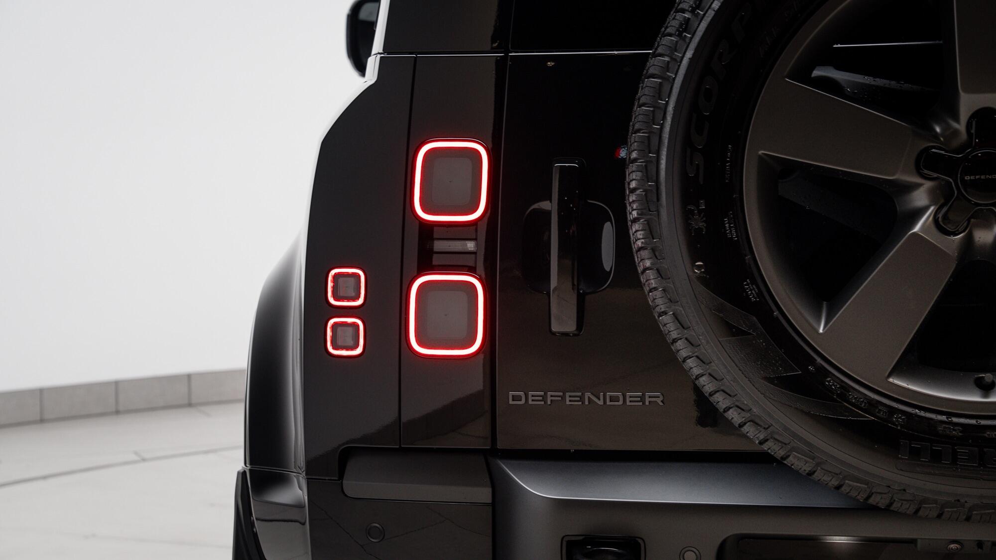 Land Rover Defender 110 view 17
