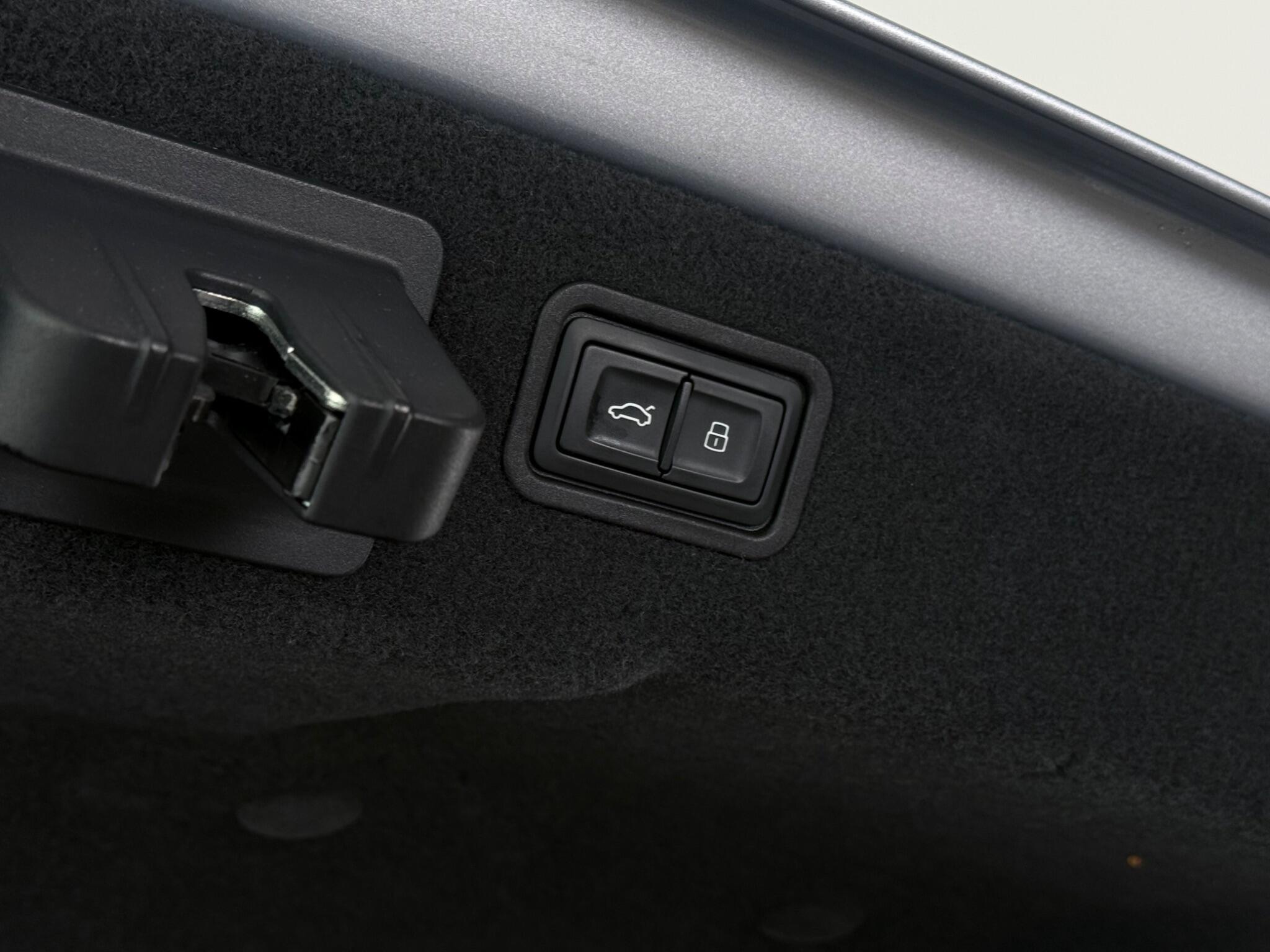 Audi A8 view 10
