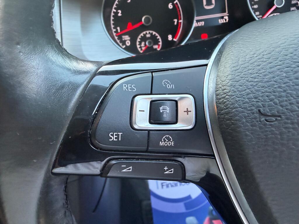 Volkswagen Golf view 23