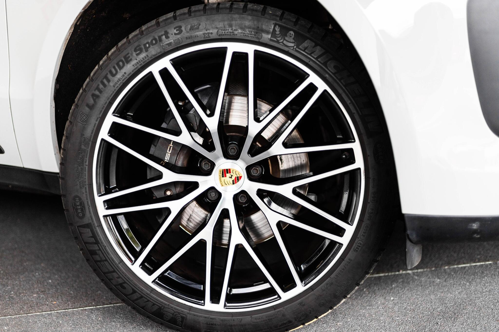 Porsche Macan view 28