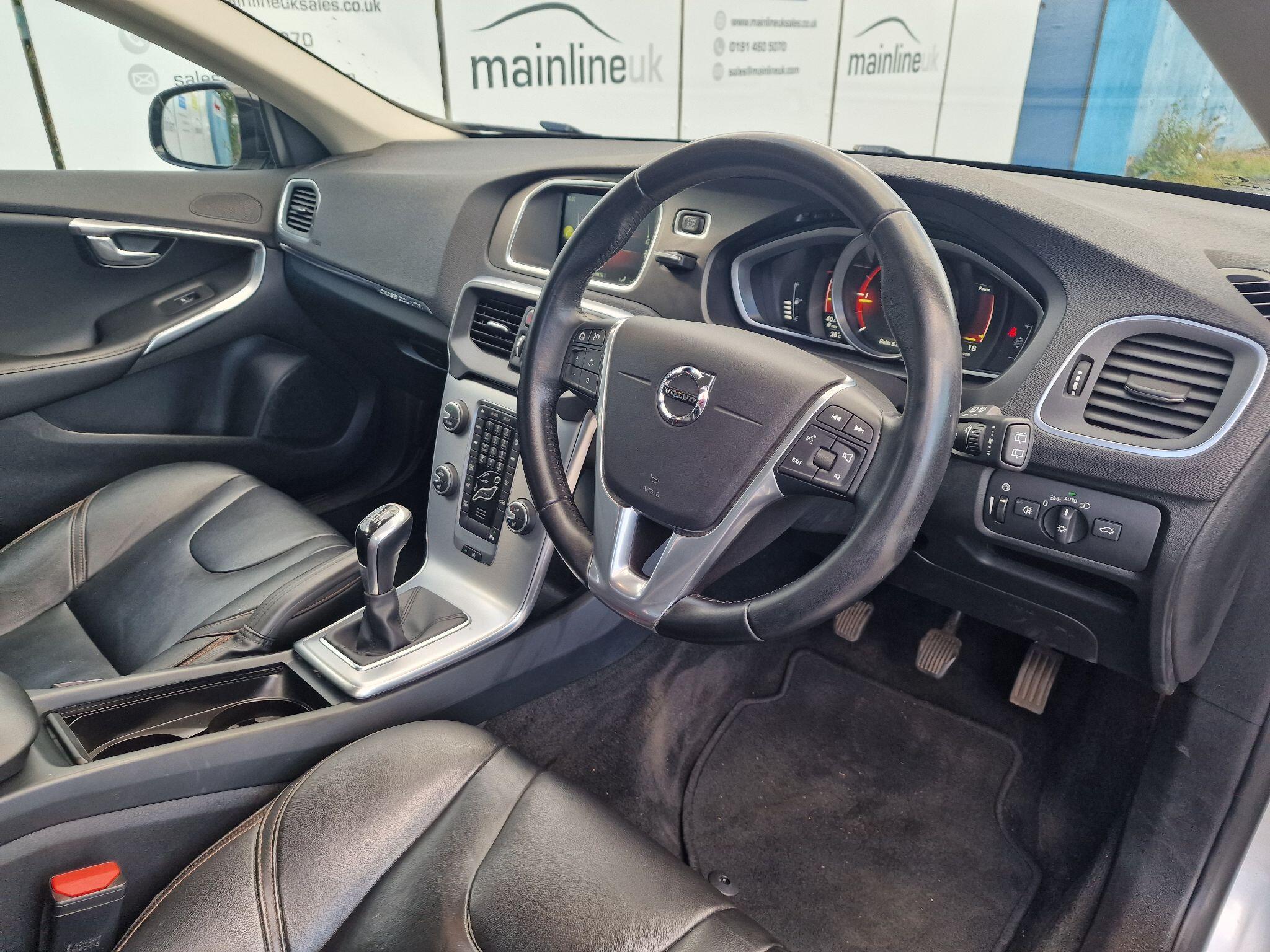 Volvo V40 Cross Country view 25