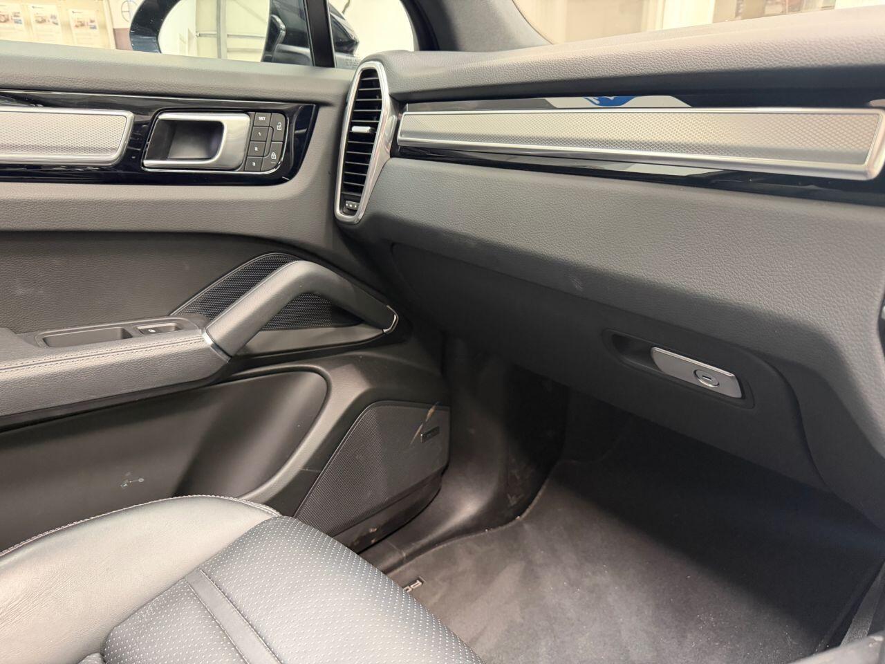 Porsche Cayenne view 17
