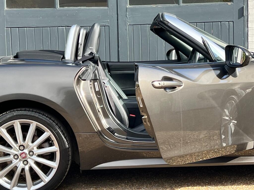 Fiat 124 Spider view 13