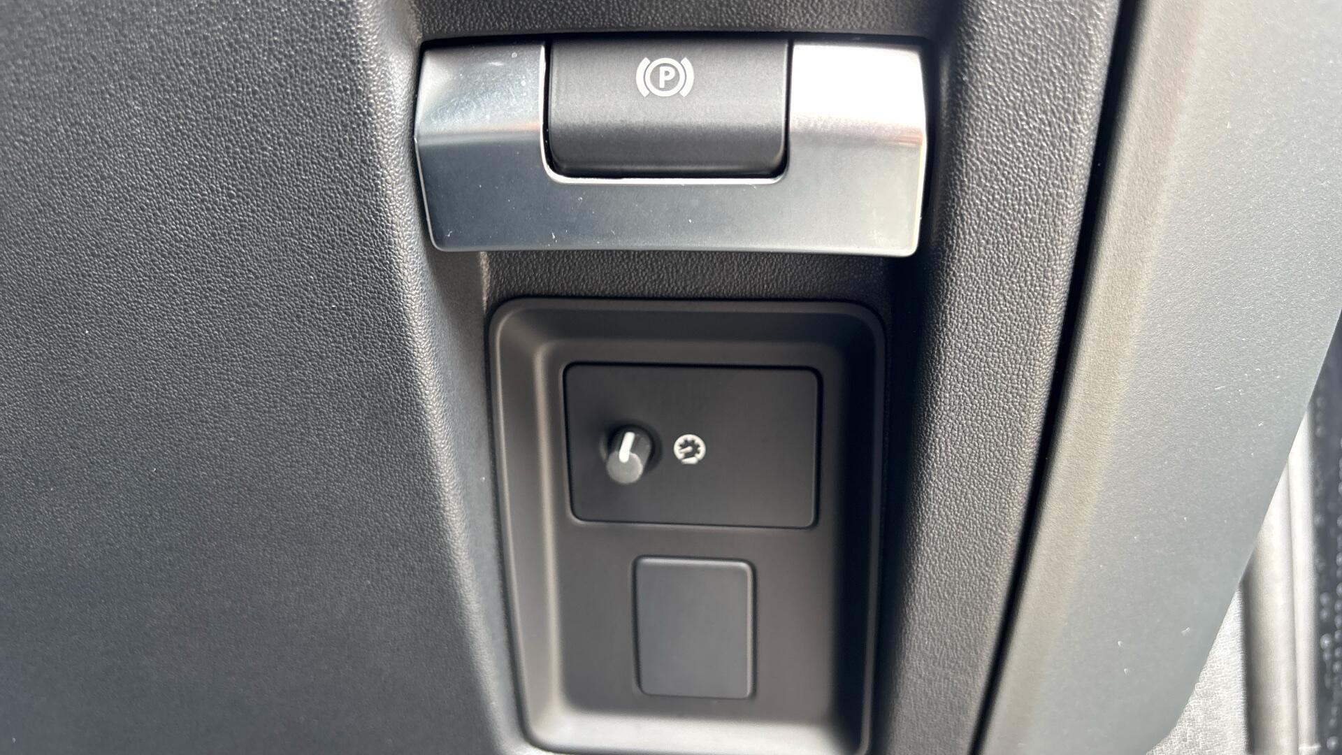 Land Rover Defender view 35
