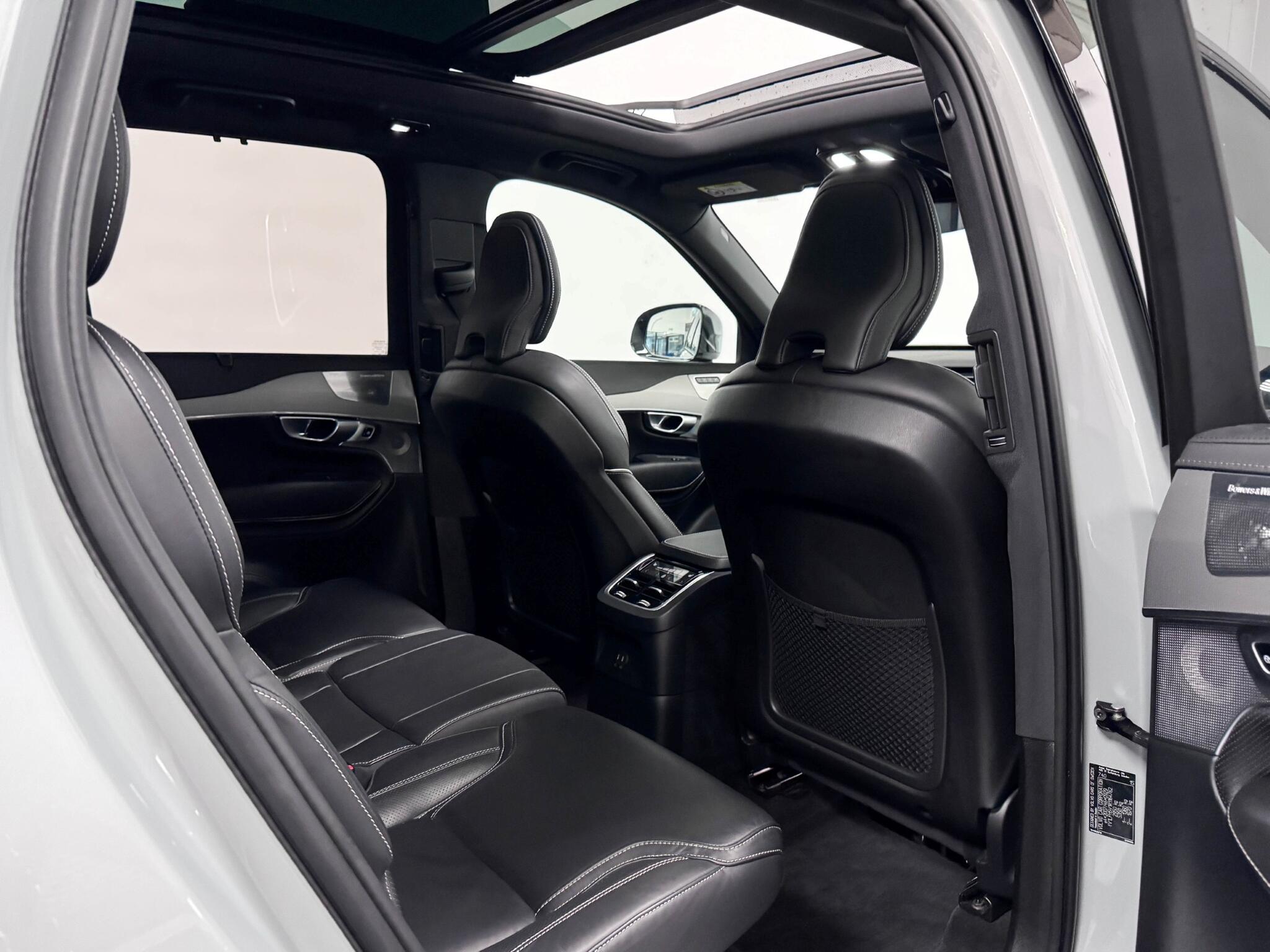 Volvo XC90 view 29