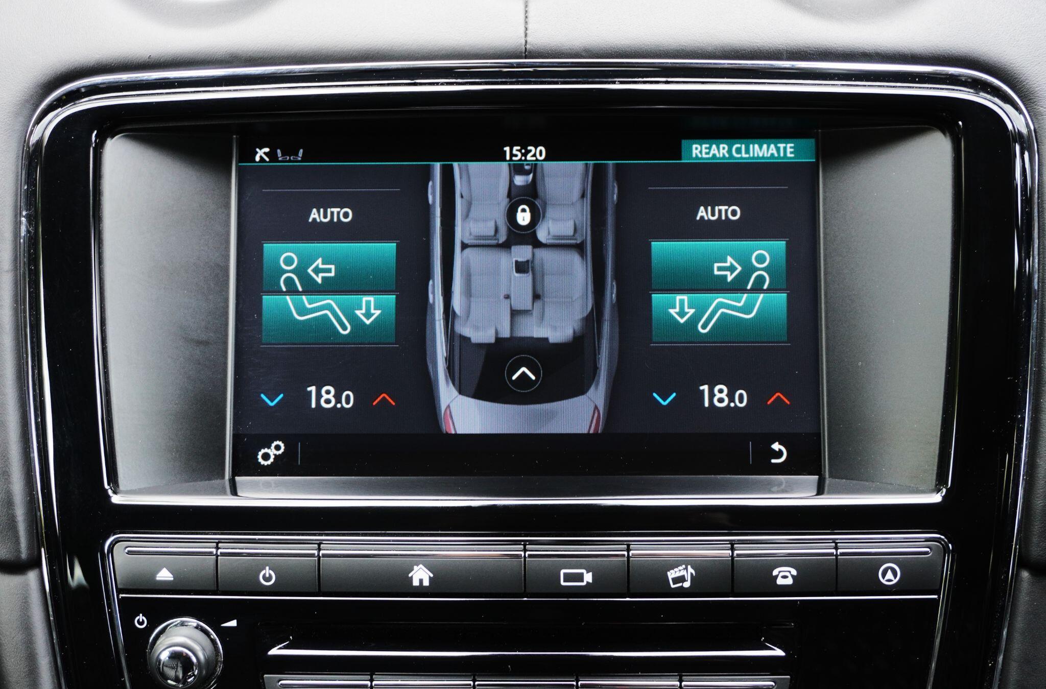 Jaguar XJ view 32