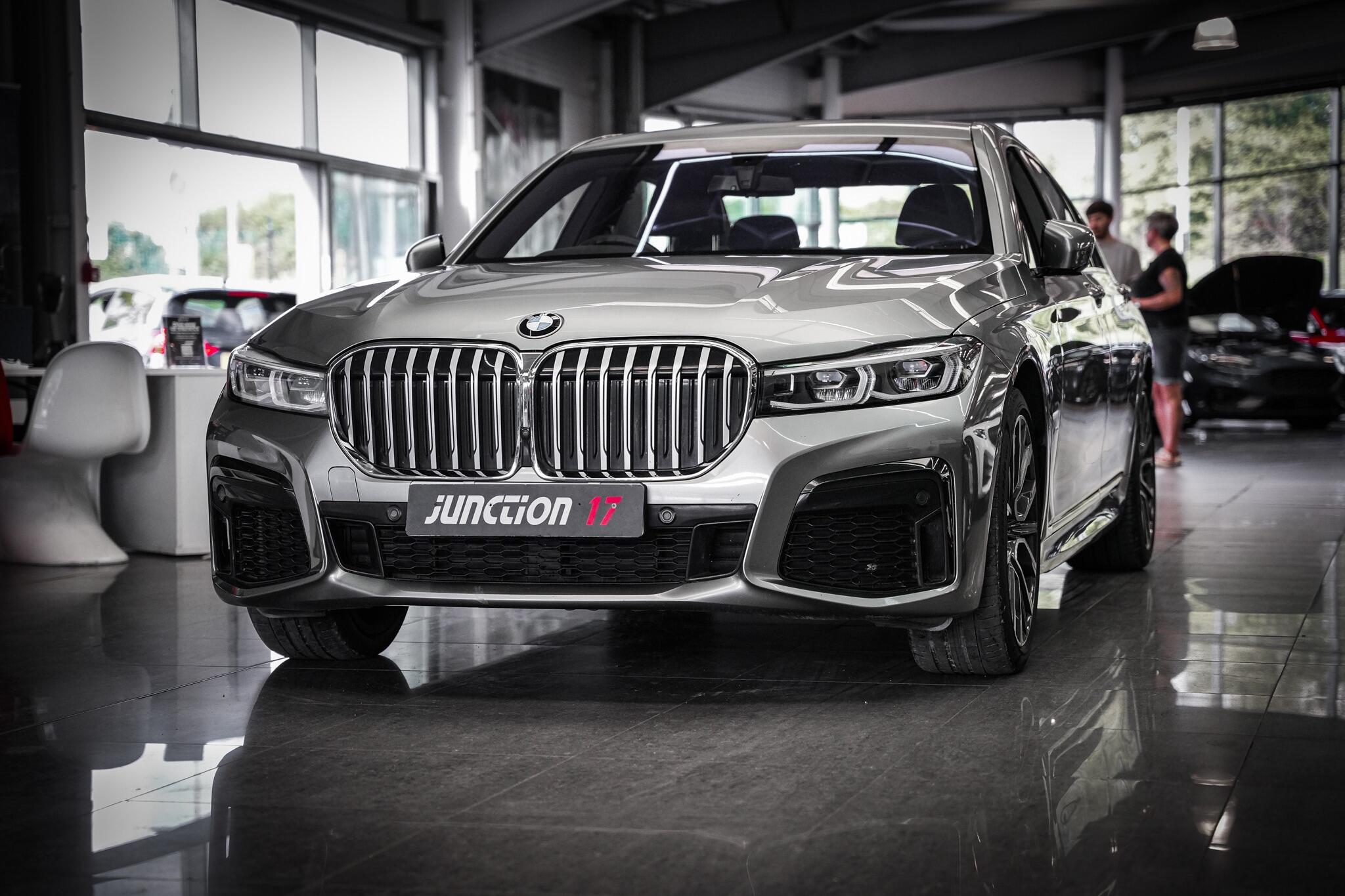 BMW 7 Series view 12