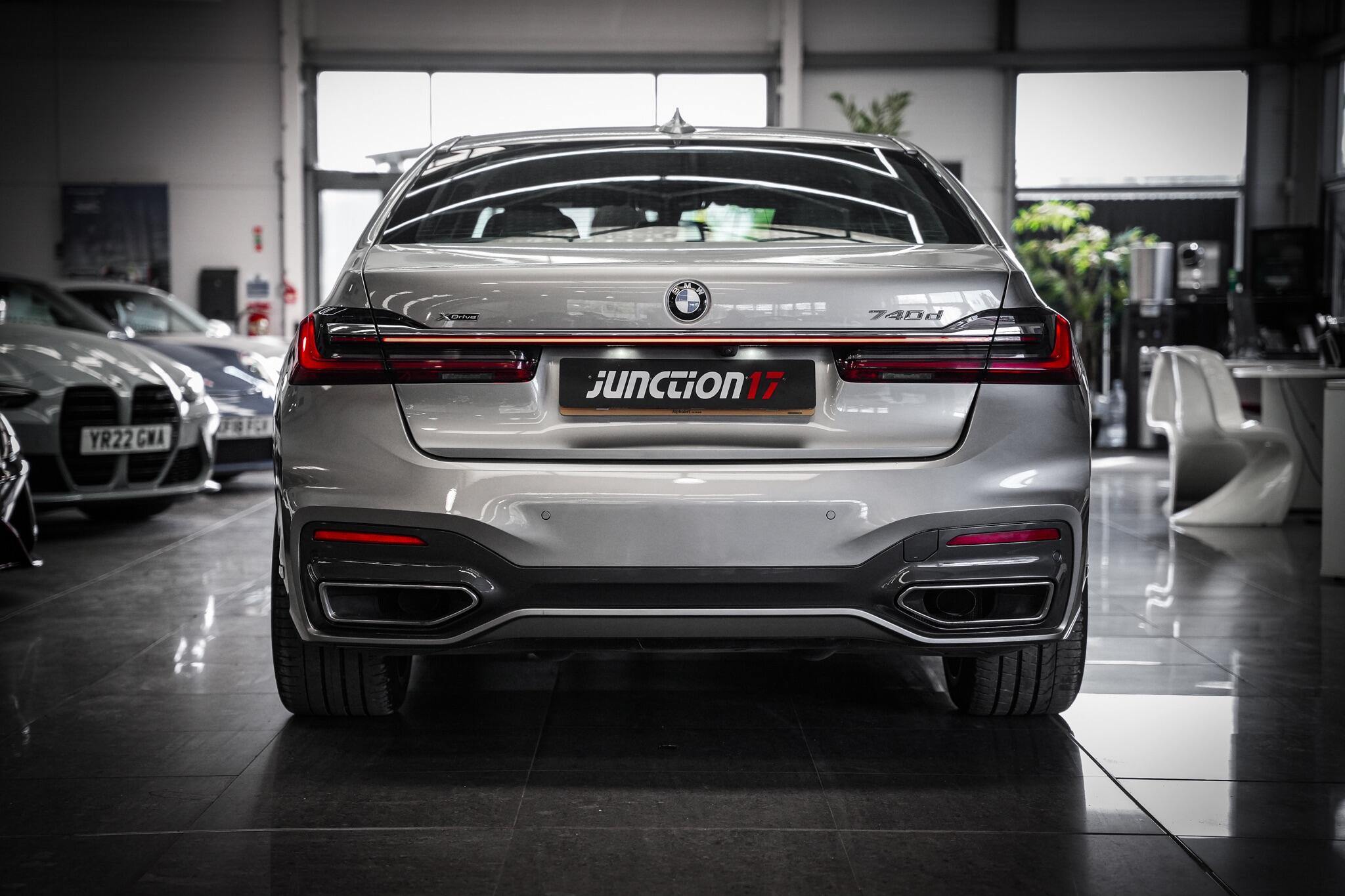 BMW 7 Series view 14