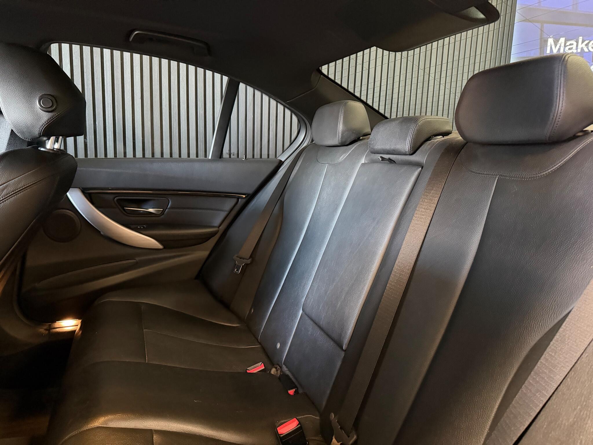 BMW 3 Series view 32